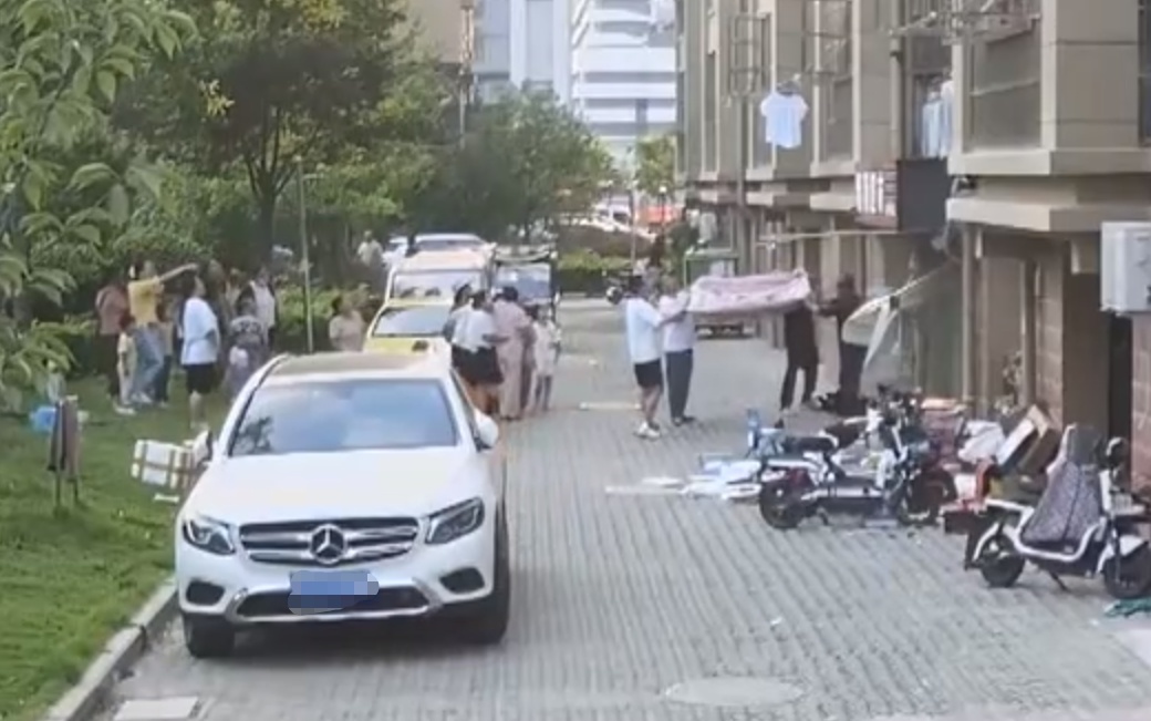 惊险！小女孩从4楼坠落，他们接住了！