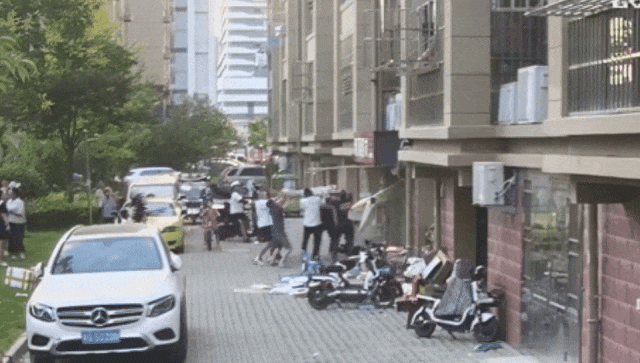 惊险！小女孩从4楼坠落，他们接住了！