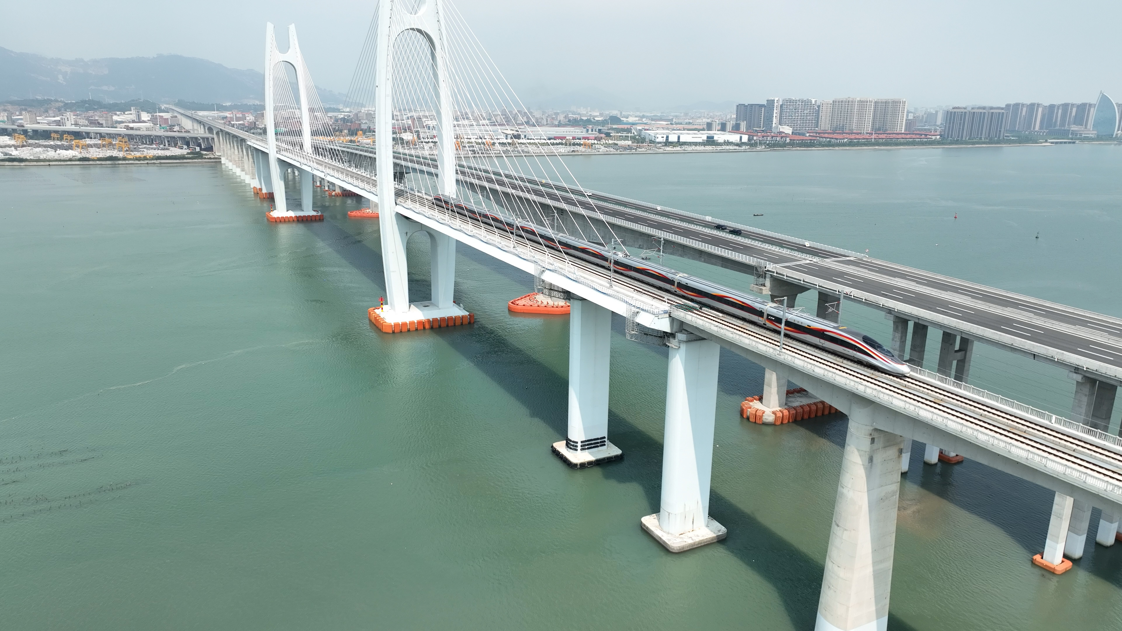 9月11日复兴号智能动车组驶过福厦高铁安海湾跨海大桥 马海东摄.jpg?