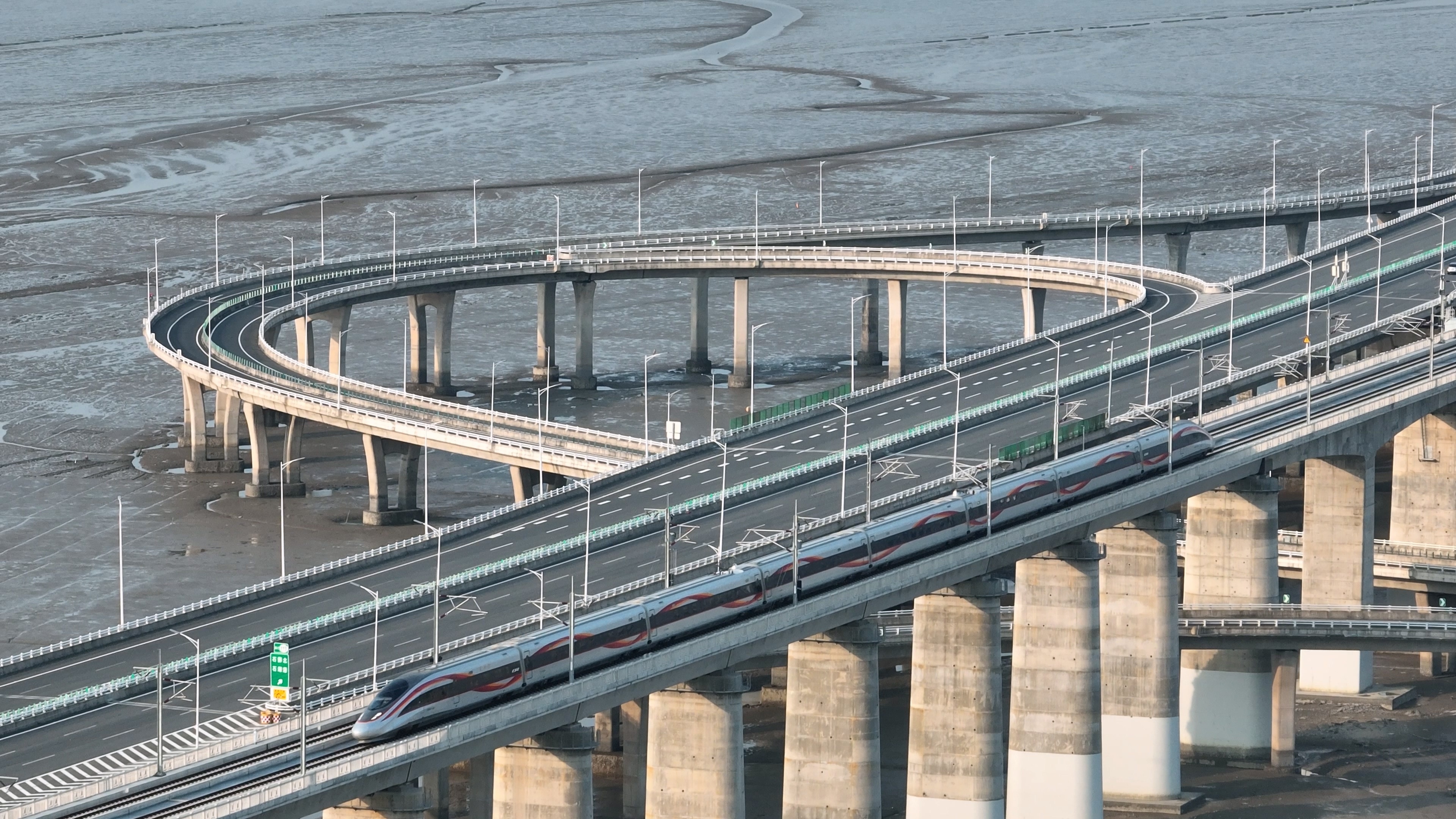 我国首条跨海高铁开通运营