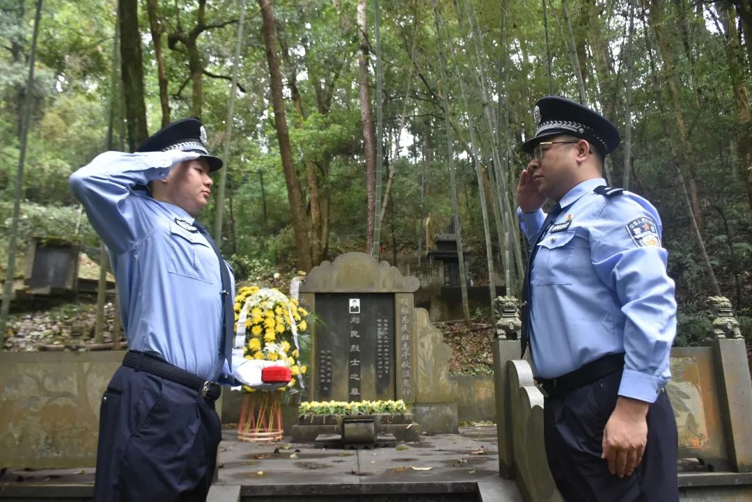 1696247192370249.jpg 警2.jpg