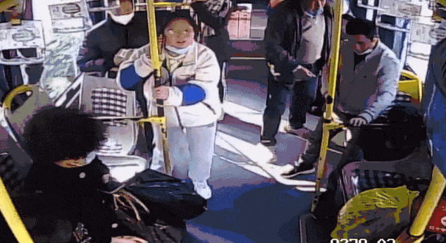 公交车突发紧急一幕！05后医学生教科书式救人