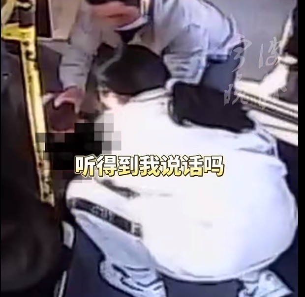 公交车突发紧急一幕！05后医学生教科书式救人