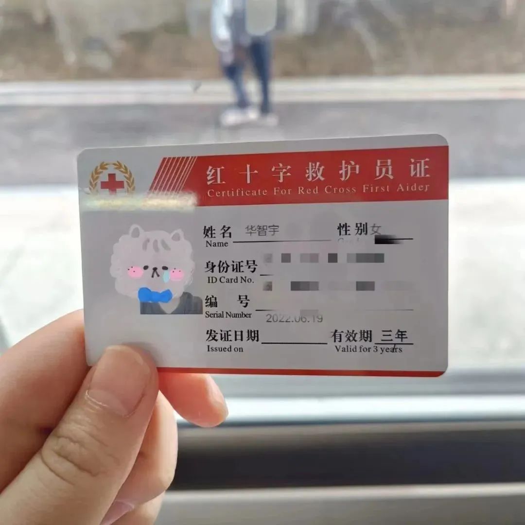 公交车突发紧急一幕！05后医学生教科书式救人