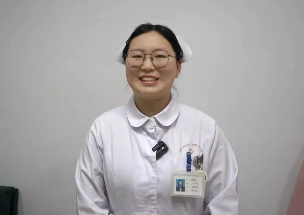 公交车突发紧急一幕！05后医学生教科书式救人