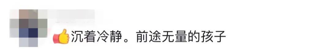 公交车突发紧急一幕！05后医学生教科书式救人