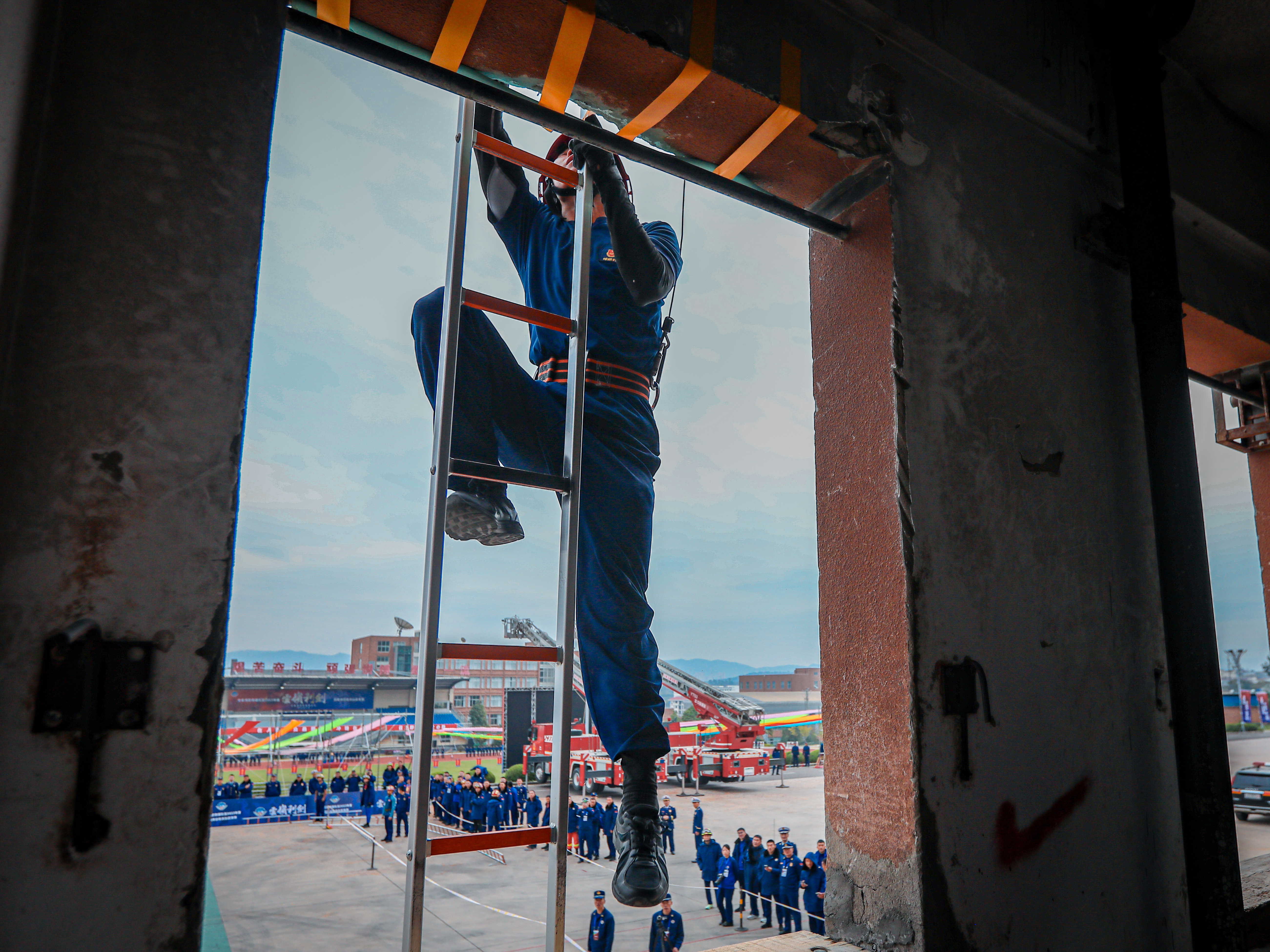 1700635537497839.jpg 【图2】攀爬挂钩梯比武。 井少祥摄.jpg