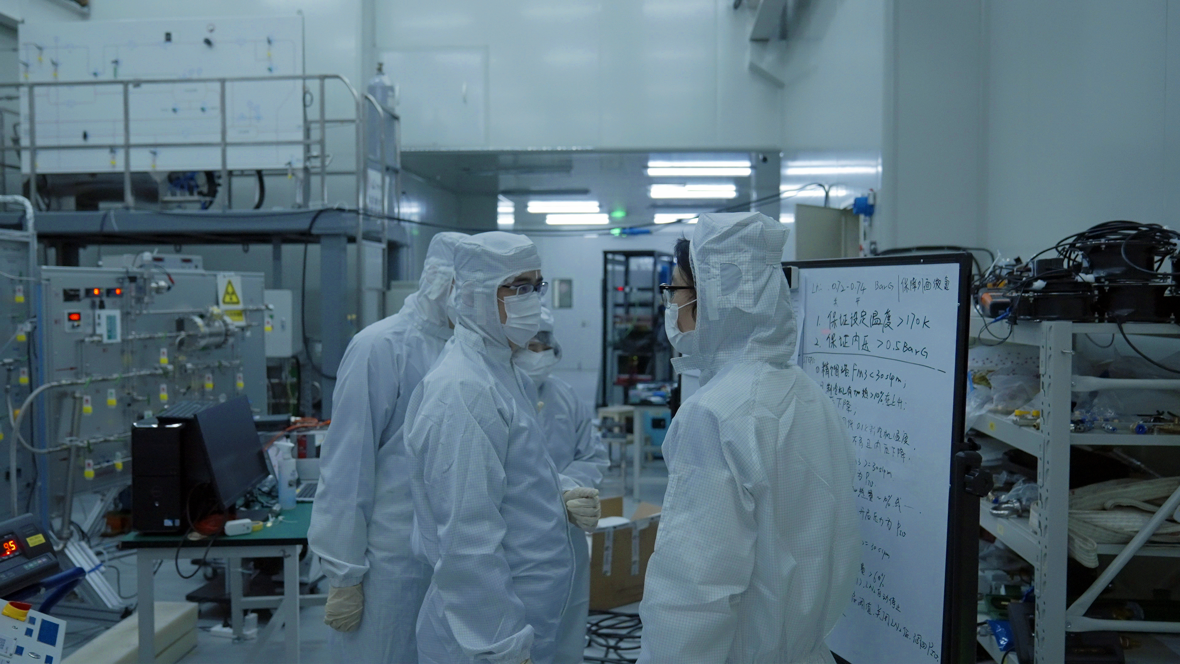 1701907664808780.jpg 10.1.科研人员在中国锦屏地下实验室开展相关实验.jpg