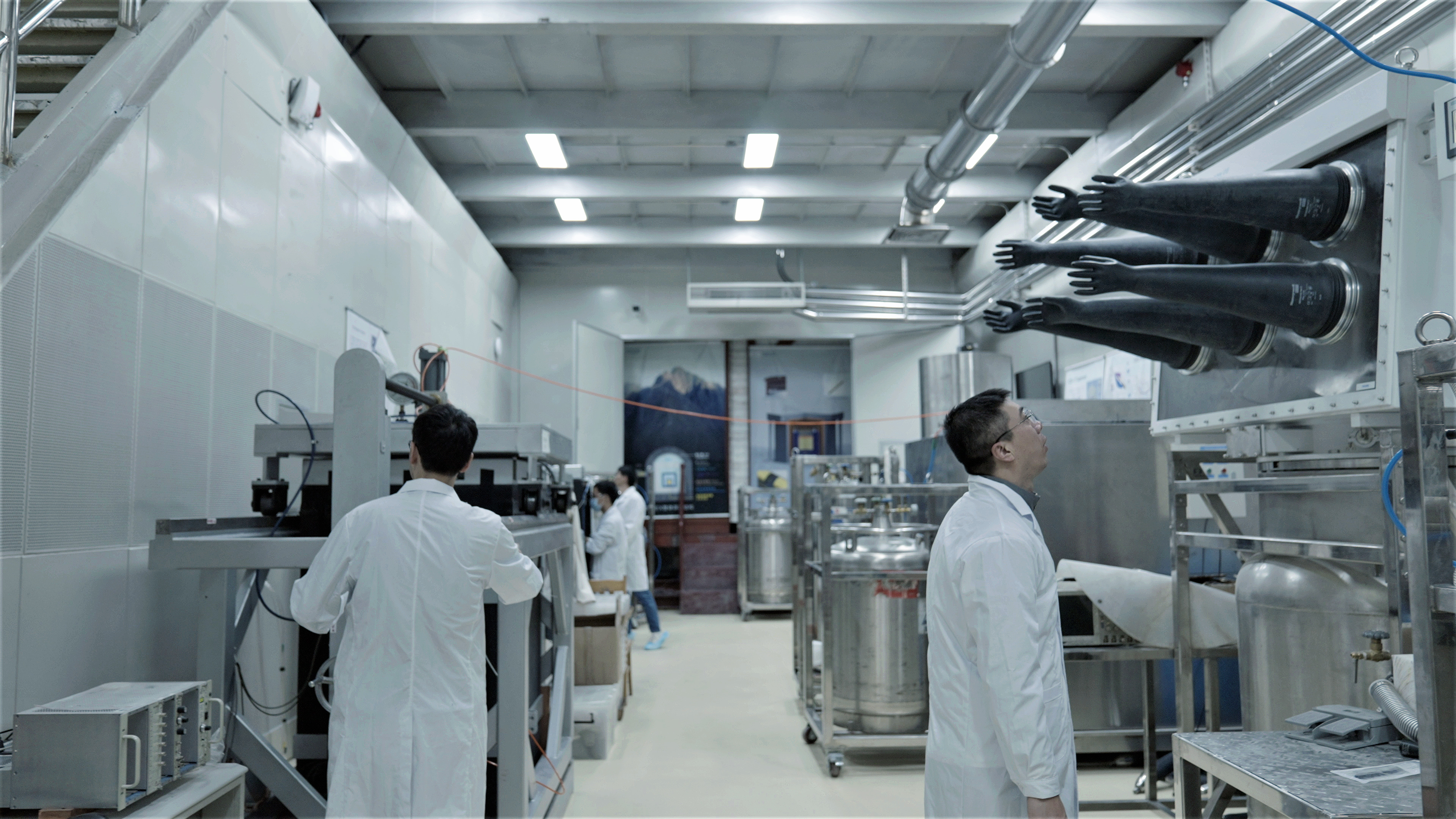 1701907671127891.jpg 10.2.科研人员在中国锦屏地下实验室开展相关实验.jpg