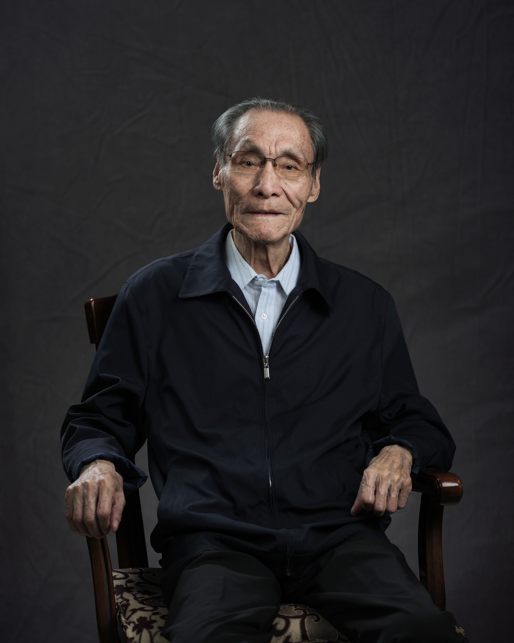 1702610868921402.png 严文明先生近照.png