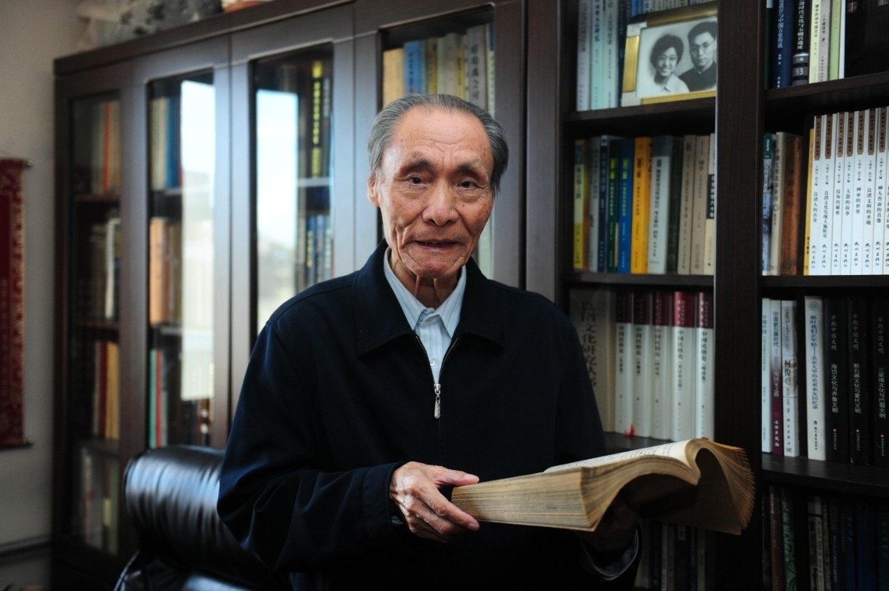 1702611000890250.png 严文明先生在书房.png