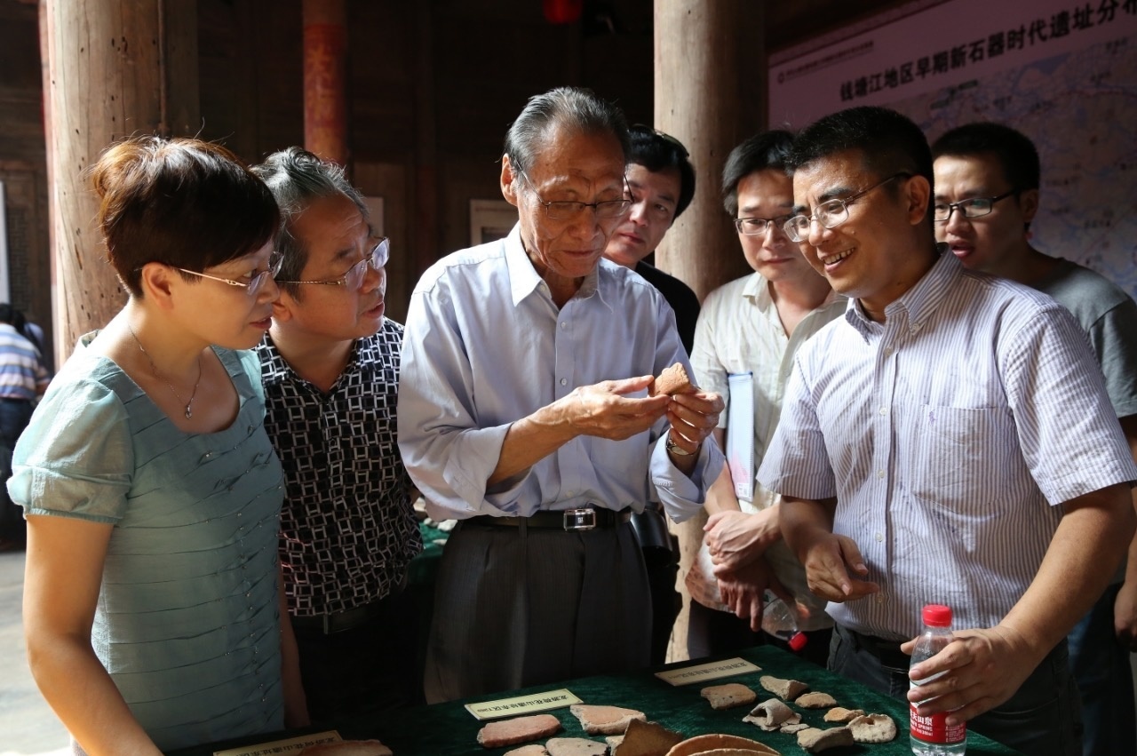 1702611034449623.png 严文明先生在田野考古一线.png