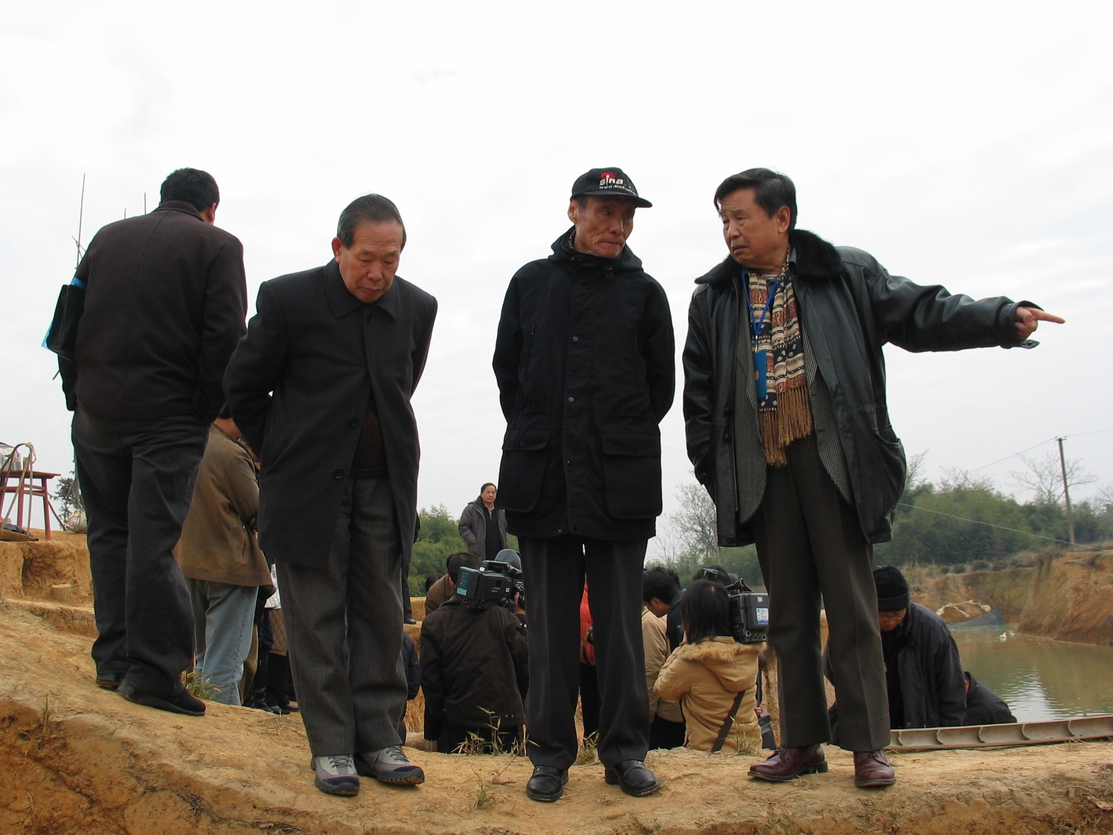 1702611052322974.png 严文明先生在考古工地。.png