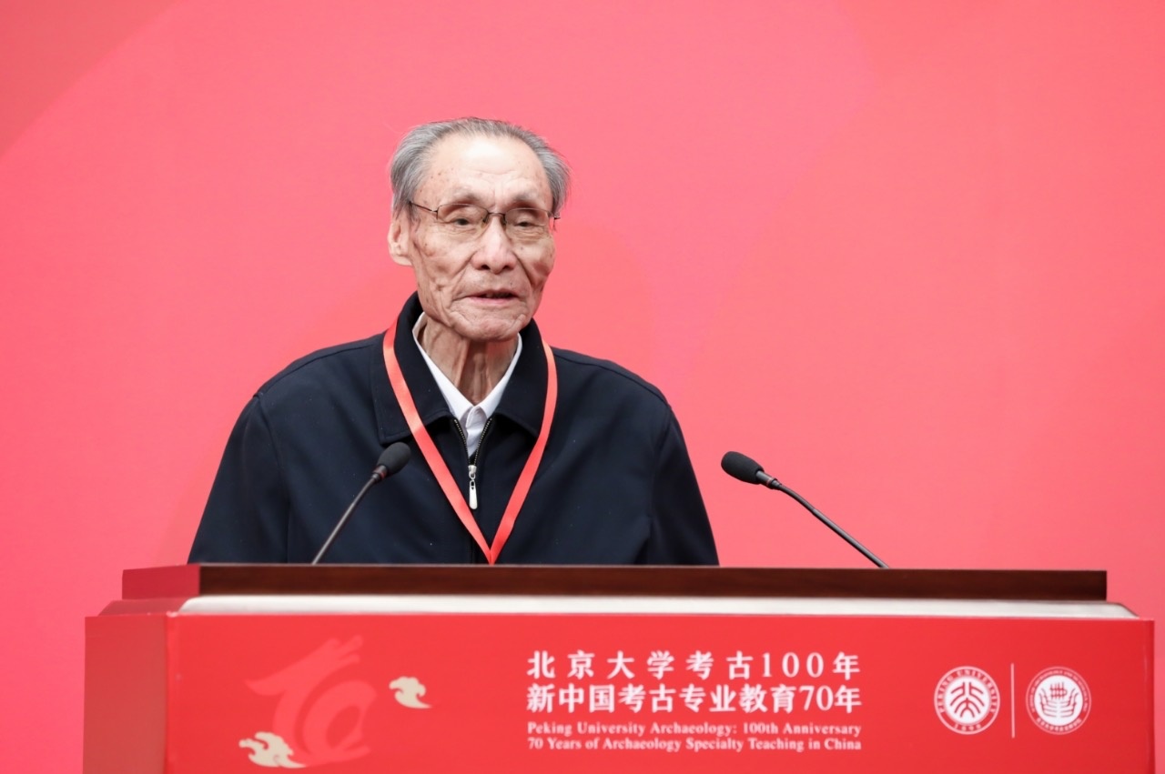 1702611082121413.png 严文明先生2022年5月在北京大学考古100年暨新中国考古教育70年时发言。.png