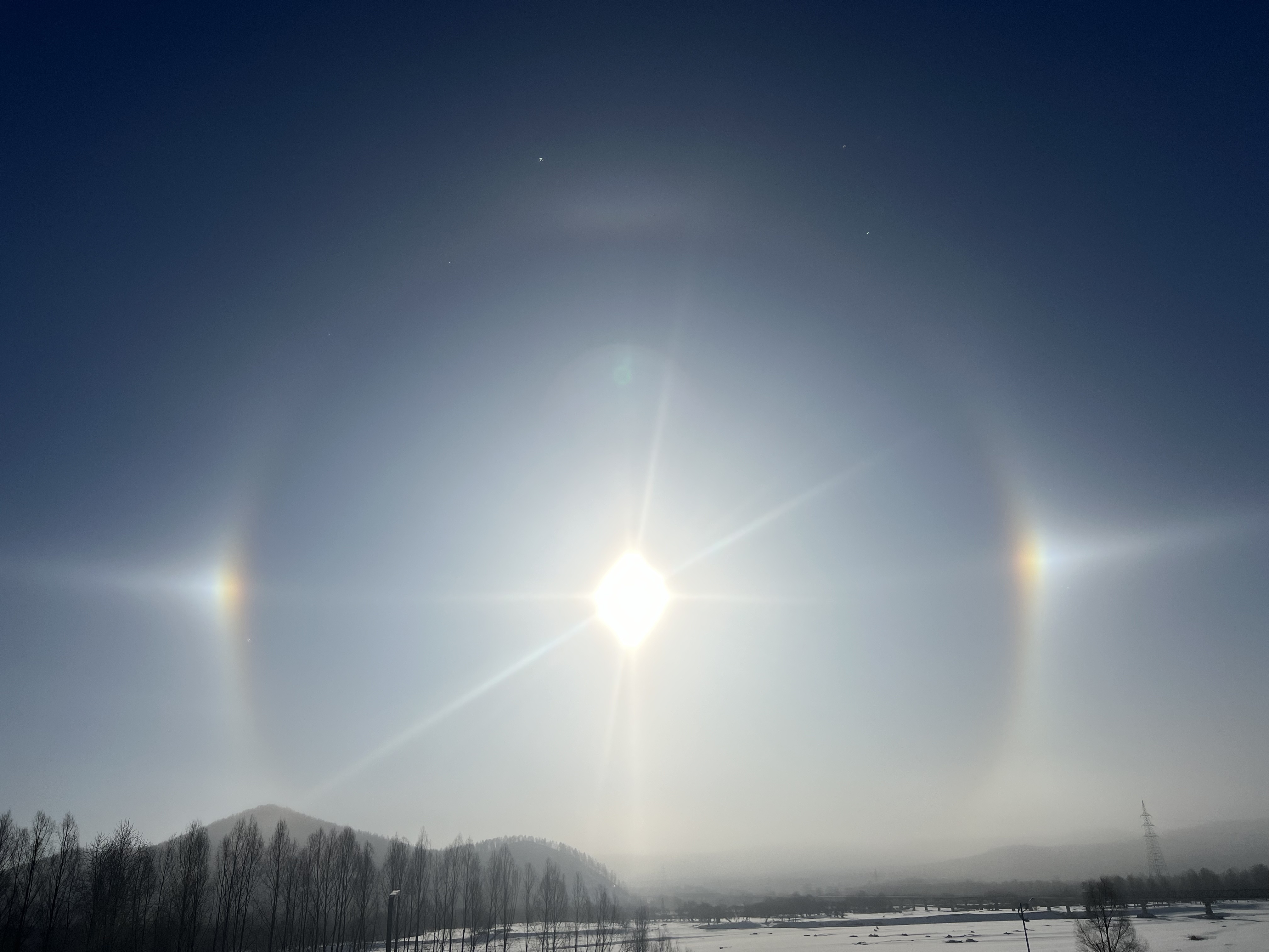 日晕、幻日持续近1小时.jpg