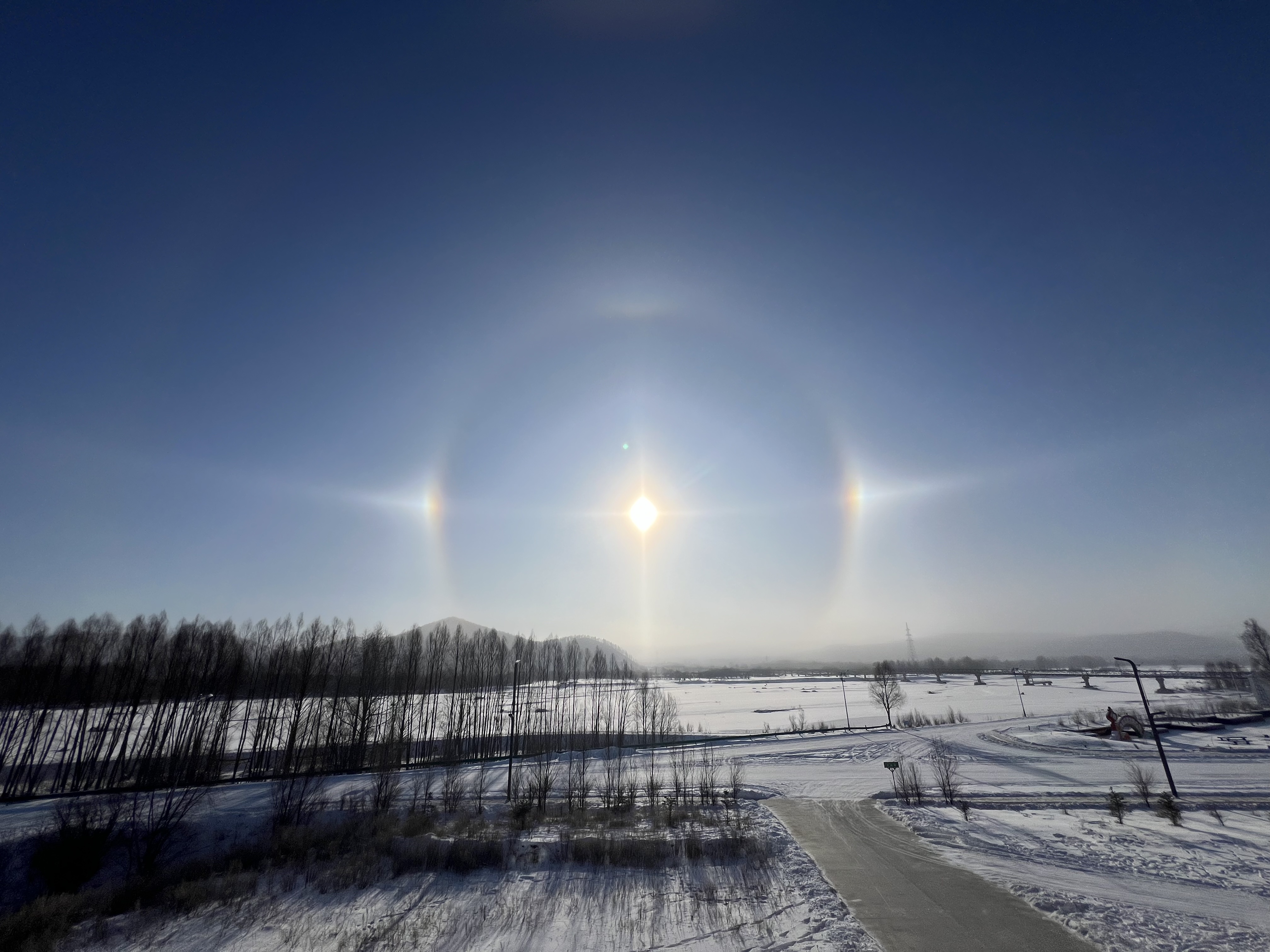日晕、幻日在晴朗的空中高悬.jpg