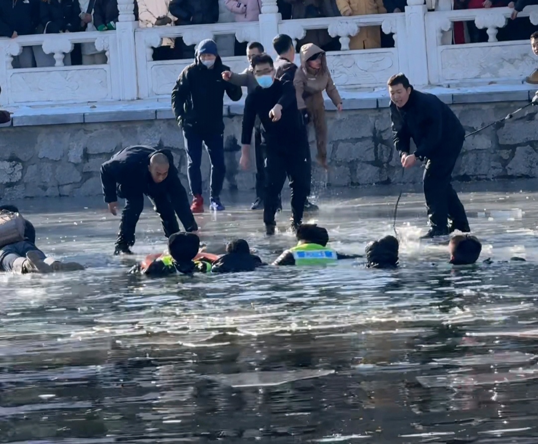 北京什刹海一男童不慎落水，众人合力成功施救！