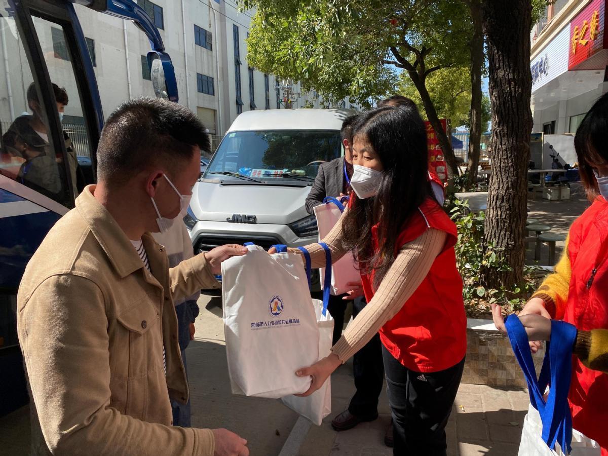 ▲2023年1月30日，寮步镇“点对点”接回贵州籍务工人员返莞返岗（资料图）