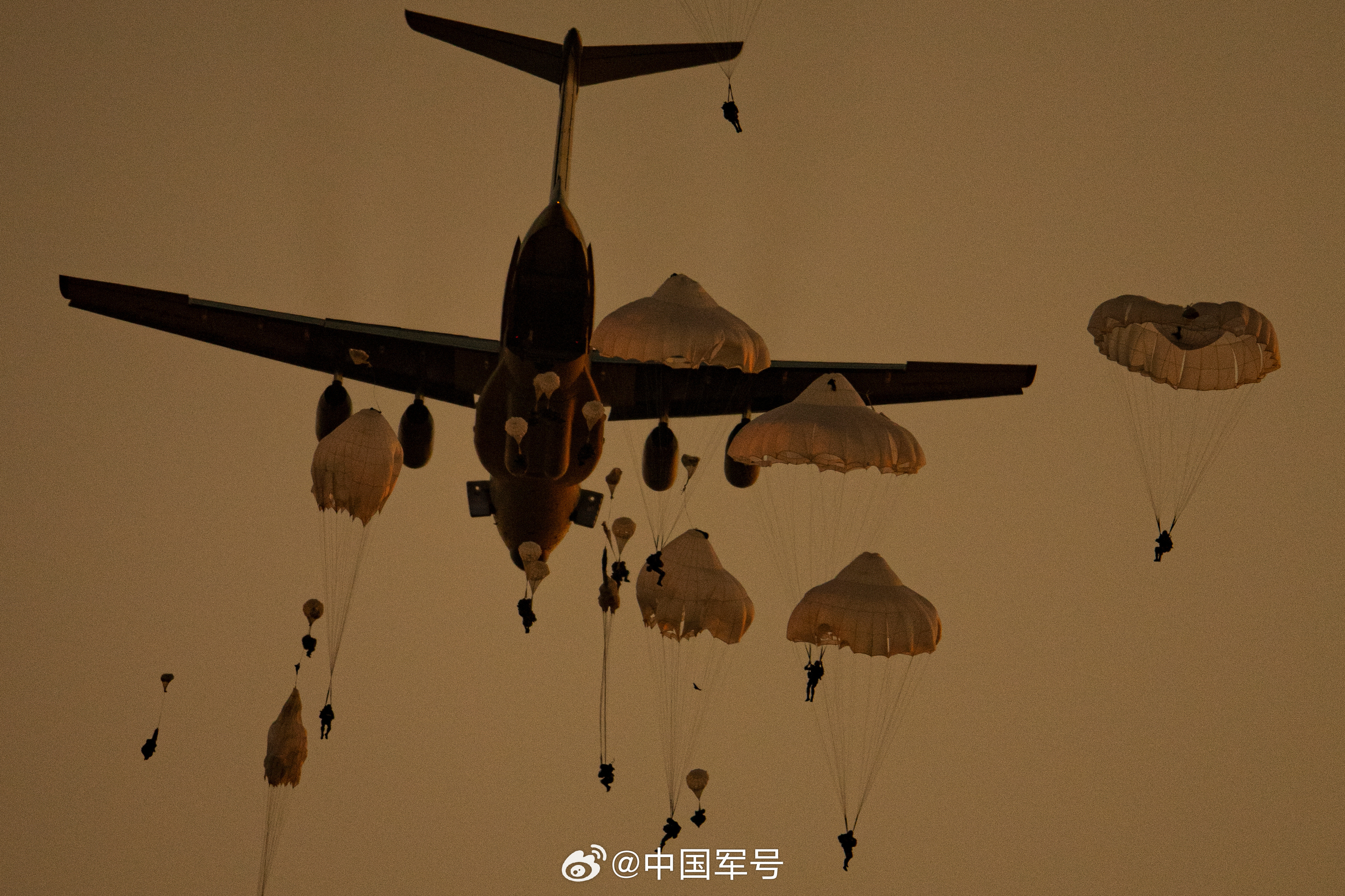 1704501709984461.jpg 008rKb6ply1hlil80vcufj32eh1lnb2b (1).jpg