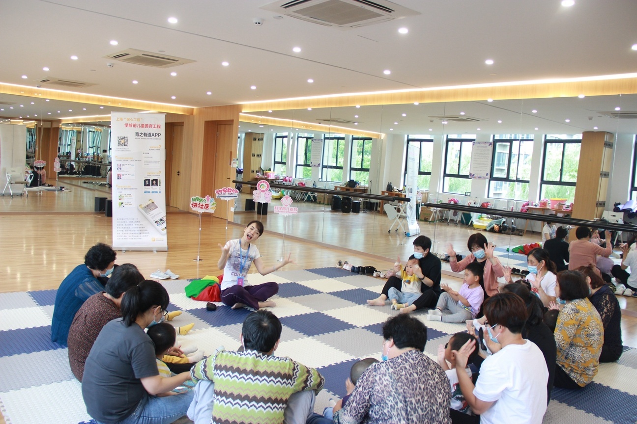 1705586733236392.jpg 奉贤区将全市首辆“早教流动车”升级为“贤城育儿专列”,提供家庭科学育儿资源与精准指导服务(区教育局供图).jpg