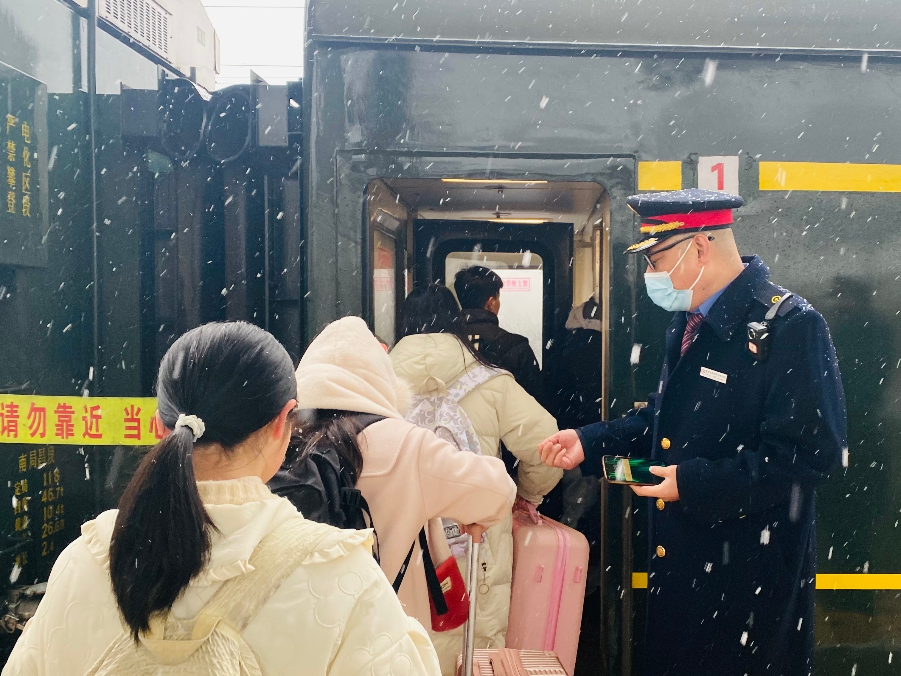 1705930712174484.jpg K8713次列车停靠弋阳站,列车乘务员有序做好旅客乘降组织工作。周洁 摄.jpg