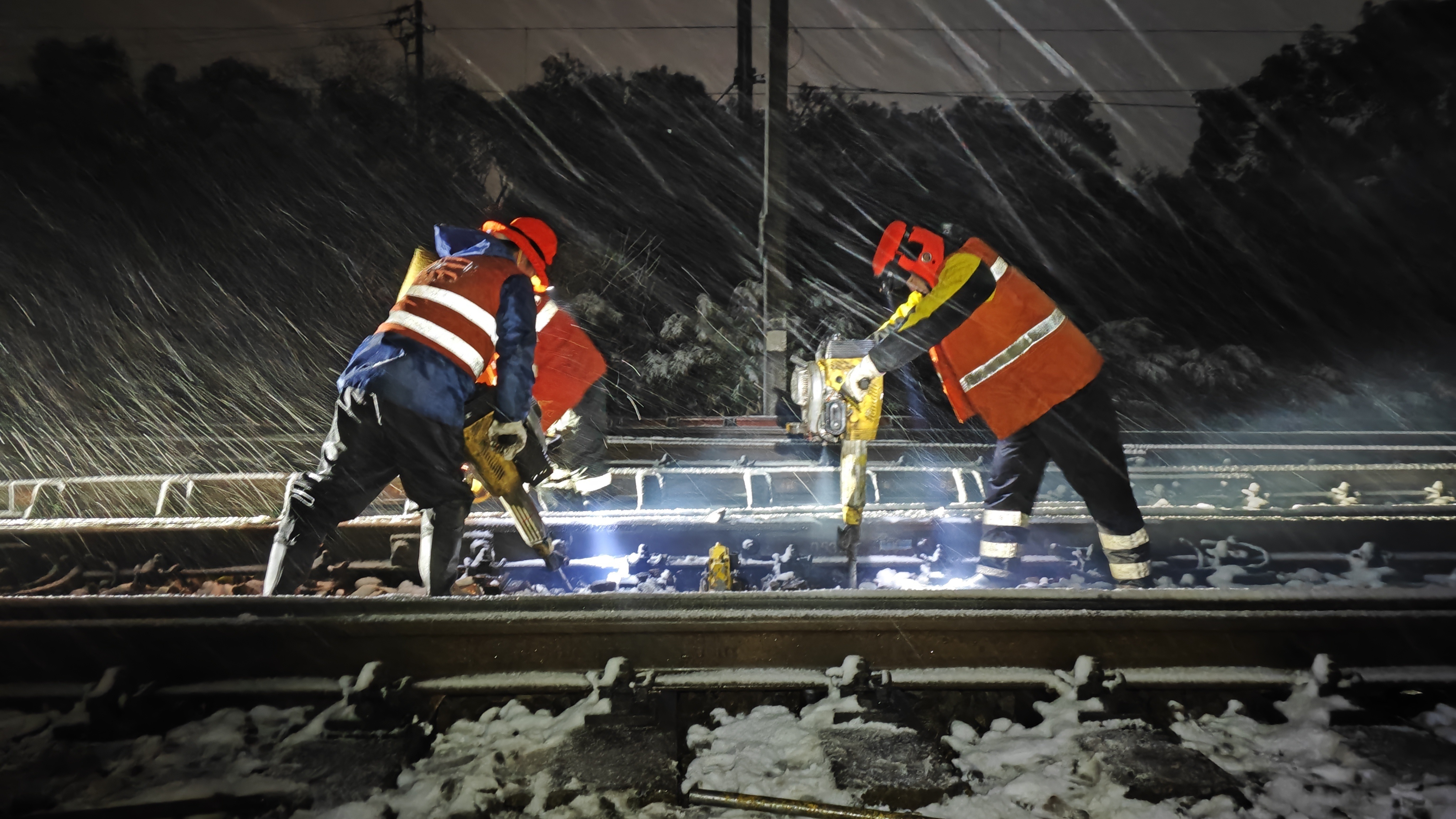 1705930776473366.jpg 南昌工务段新干线路车间对线路道岔道床进行捣固。杨志鹏 摄.jpg