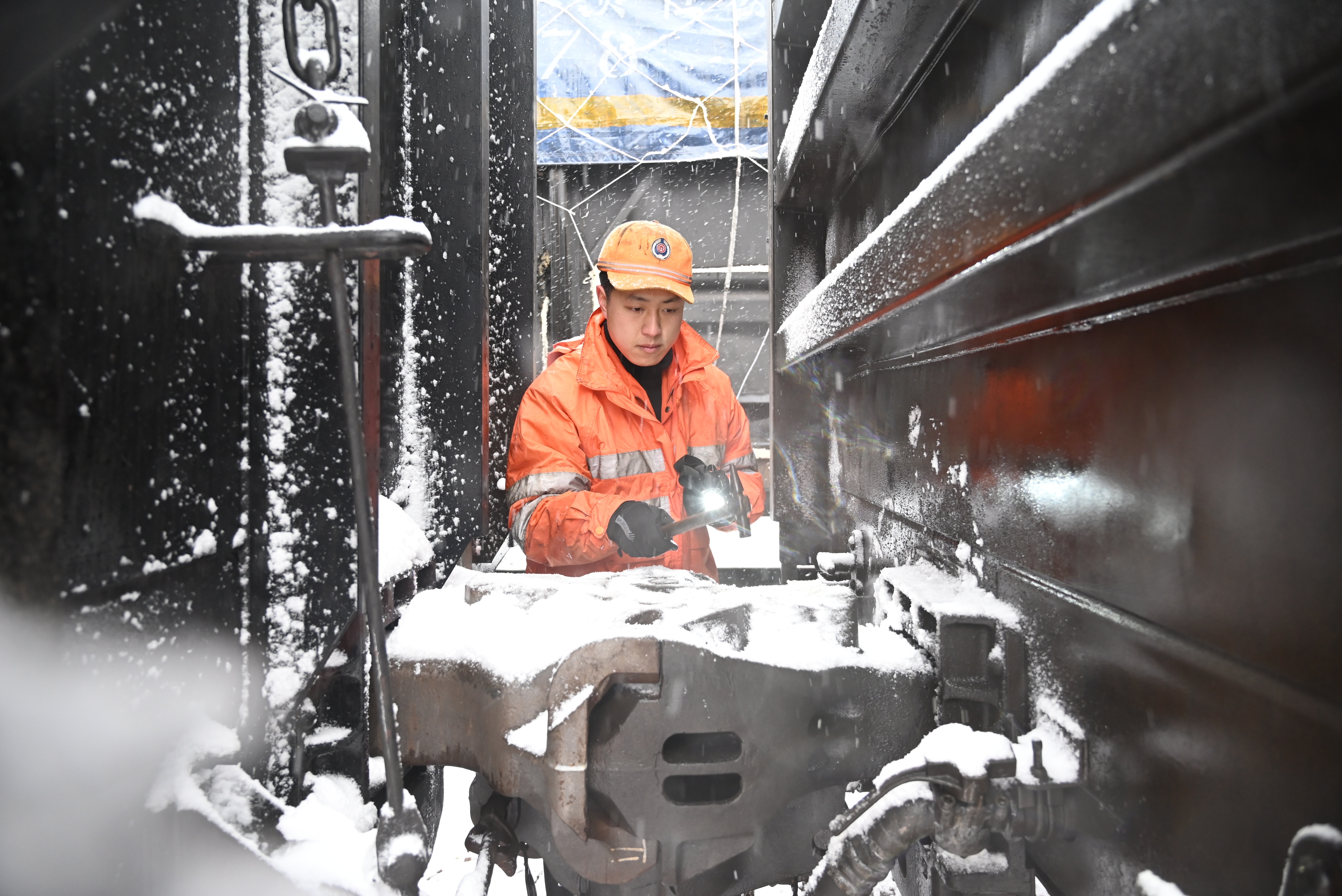 1705930803675039.jpg 南昌南车辆段加强对电煤列车零部件的检查,确保列车运行安全。黄浩 摄.jpg