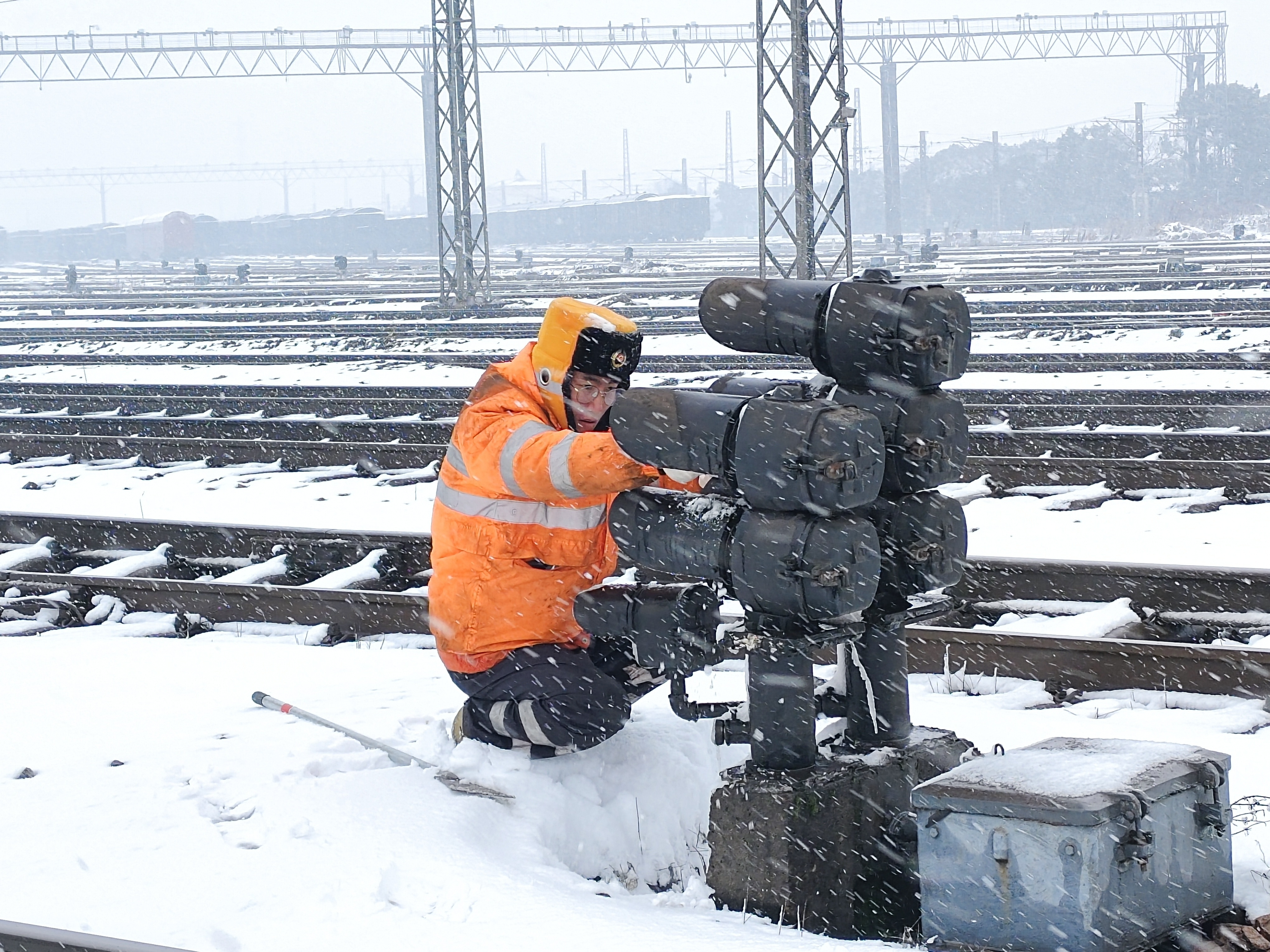 1705930828328198.jpg 南昌电务段信号工在向塘西站六场检查设备状态。文敬懿 摄.jpg