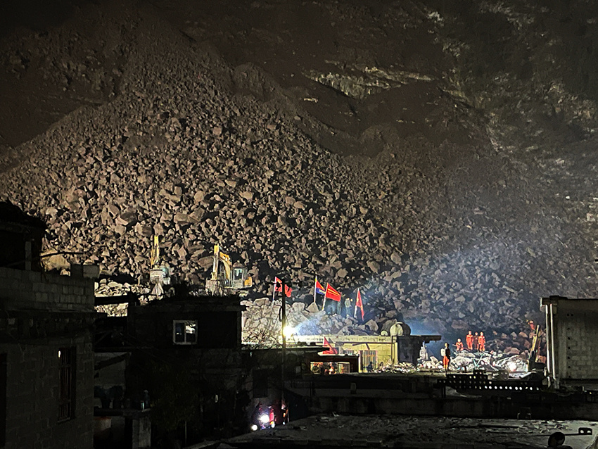 1月22日晚，搜救工作正在进行。人民网记者 程浩摄.JPG