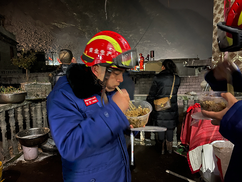 何照勤正在吃完饭。人民网记者 程浩摄.JPG