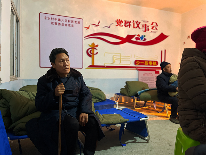 王跃荣在安置点。人民网记者 程浩摄.JPG