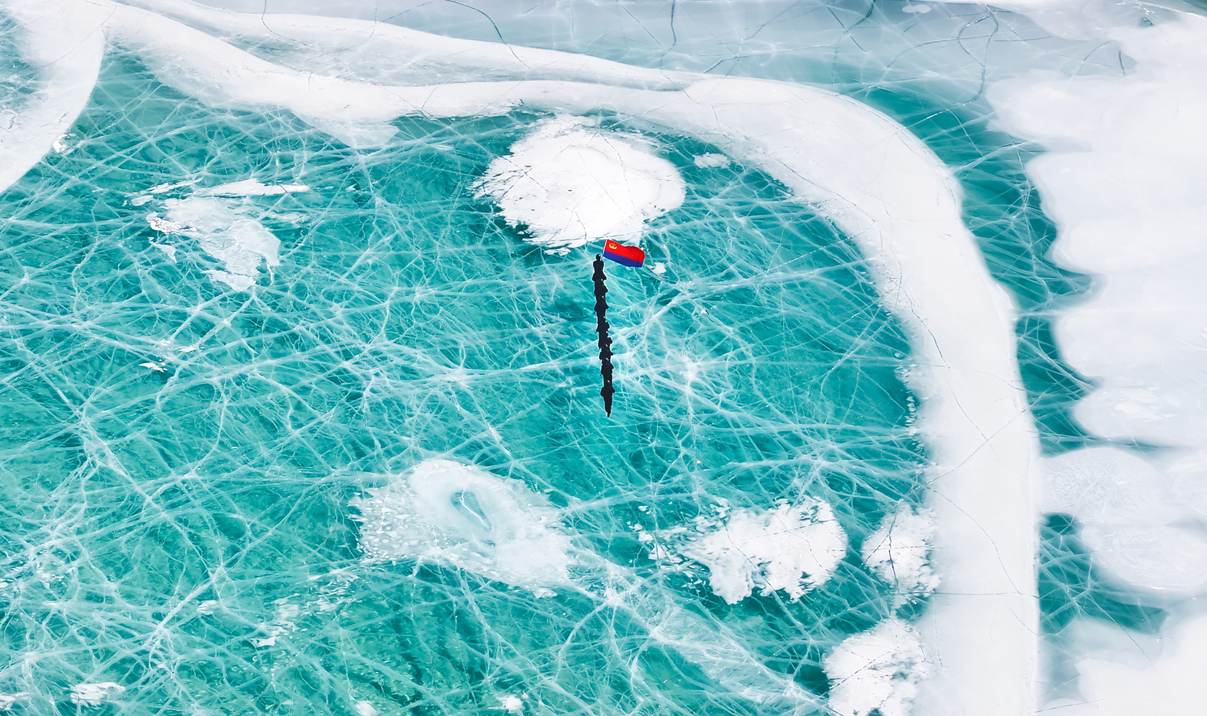 图为：2024年1月21日昌龙边境派出所民警对辖区海拔5200米的曲登尼玛冰川开展巡逻任务   作者：叶轶 (1).jpg