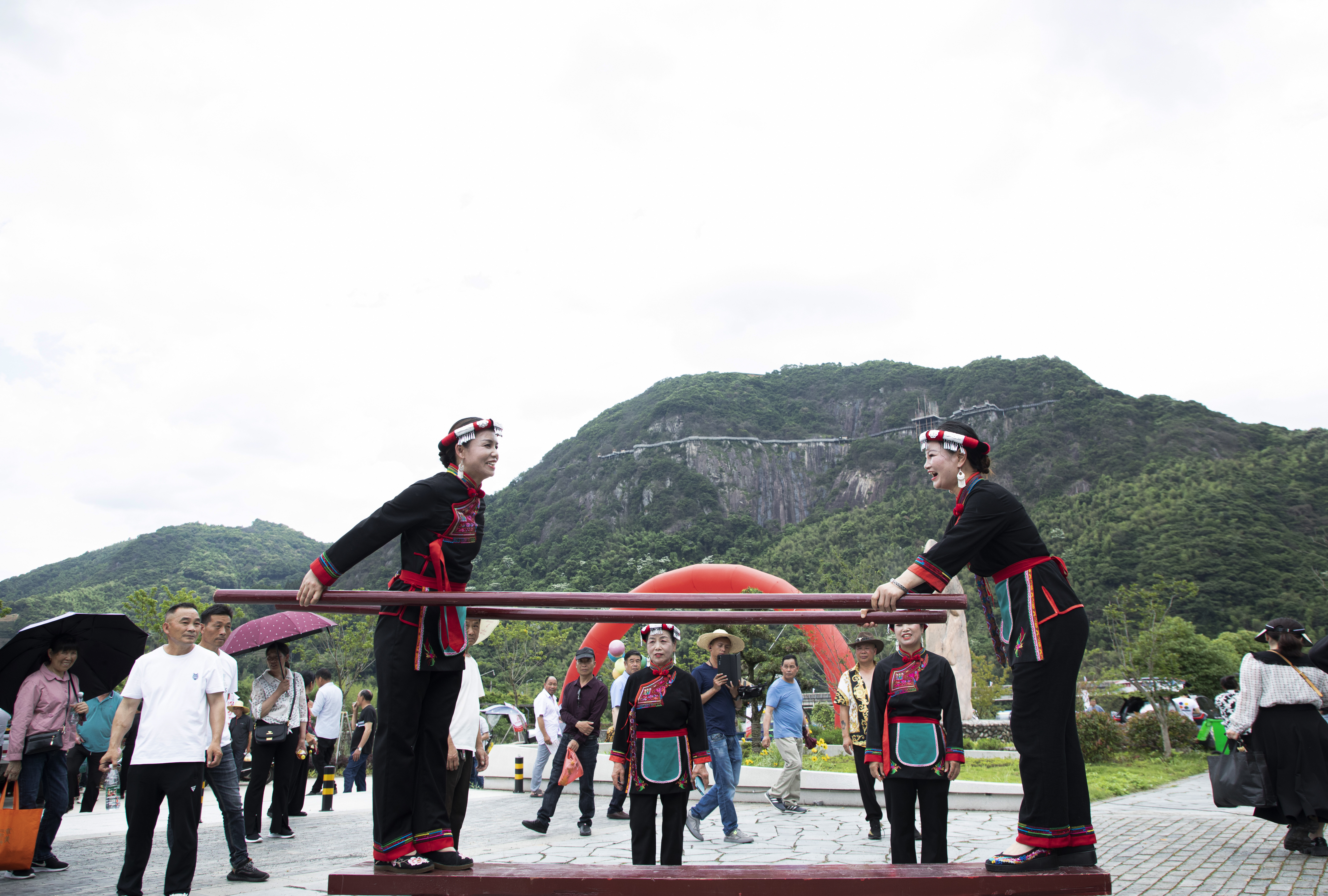 1.图为在“四月四畲族凤凰节”上，“中国扶贫第一村”宁德福鼎市赤溪村村民向游客展示畲族传统体育项目——操杆。钟而钊摄。.jpg