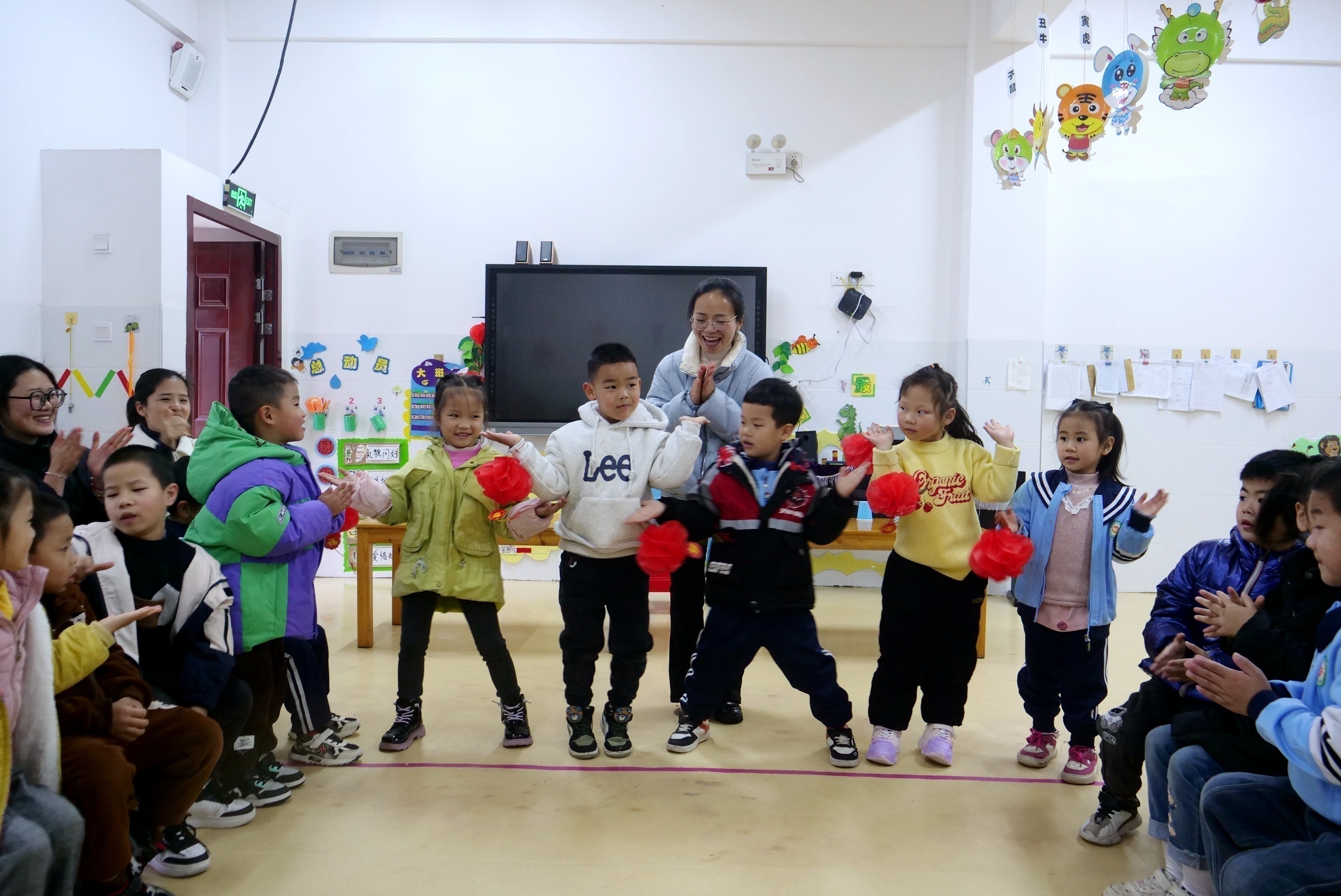 图6为幸福小区内的策武镇第二中心幼儿园环境优美，80多位幼儿园孩子在家门口上学有保障，很好地解决就学、出行等问题。 (3).JPG