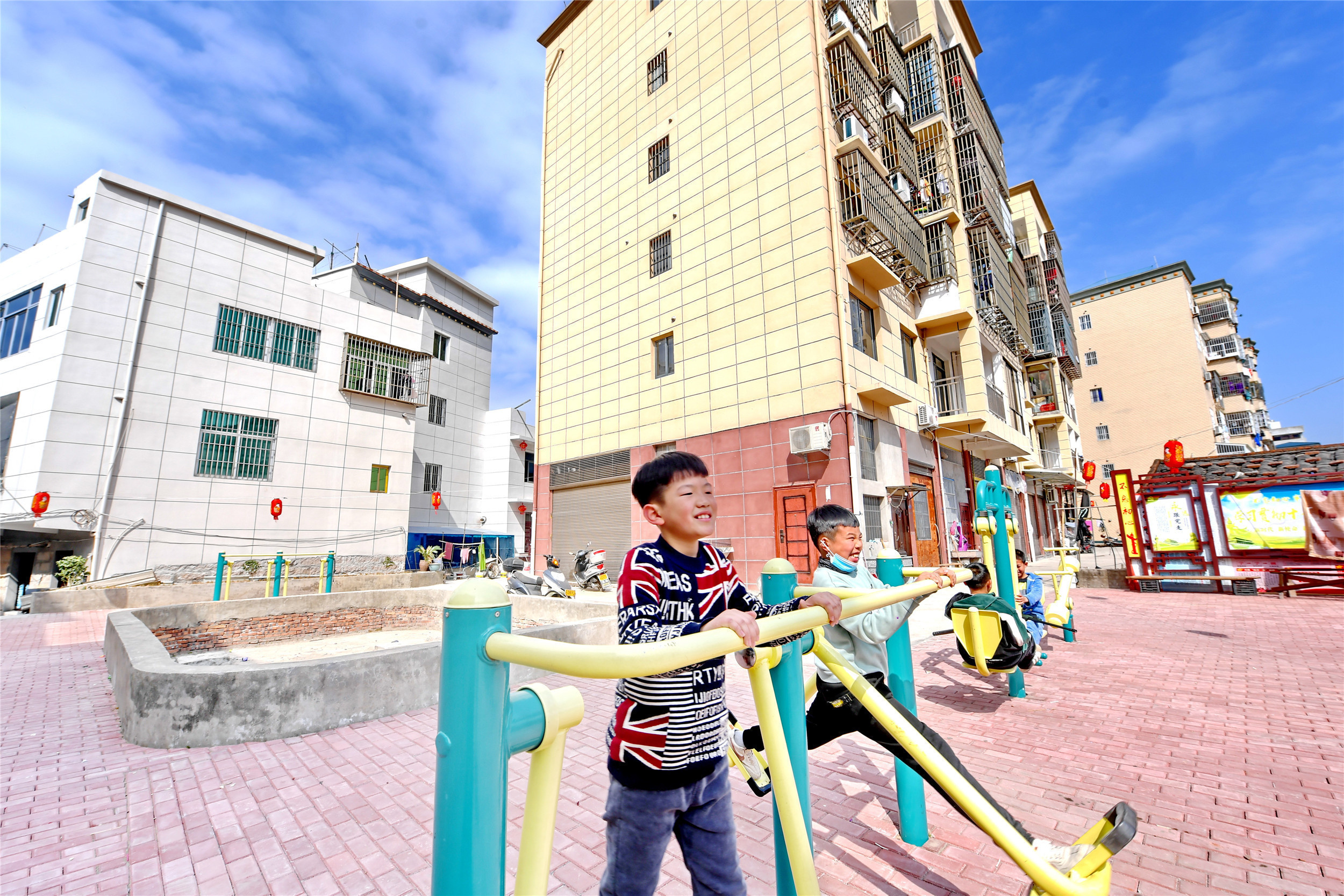 4. 福州市罗源县鉴江海上村昔日连家船民，住进了楼房。刘其燚摄.jpg