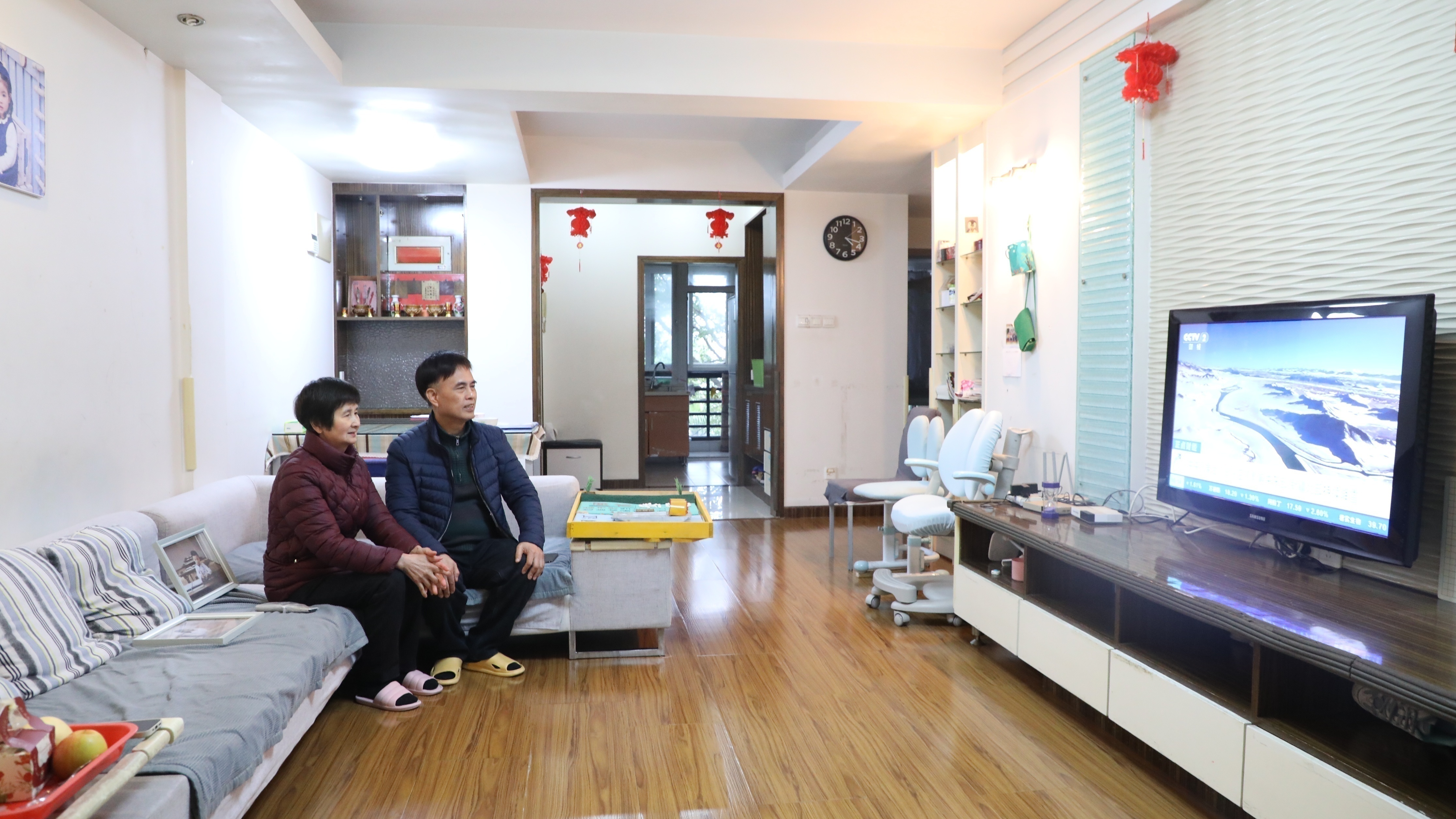 1. 1月8日， 福州市“造福工程”受益者郑和鑑（右）在仓山区金山街道麒麟苑家里。林雯婷 摄.JPG