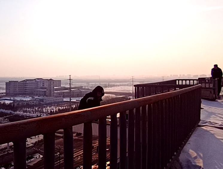 11层楼天台栏杆33米高空生死时刻内蒙古乌兰察布民警飞身救下轻生少年