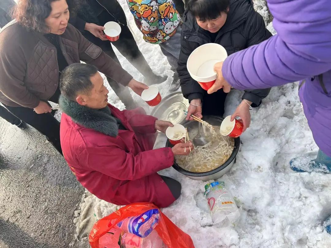 “搬家式”驰援！夏亚玲，你家小卖部被搬空了