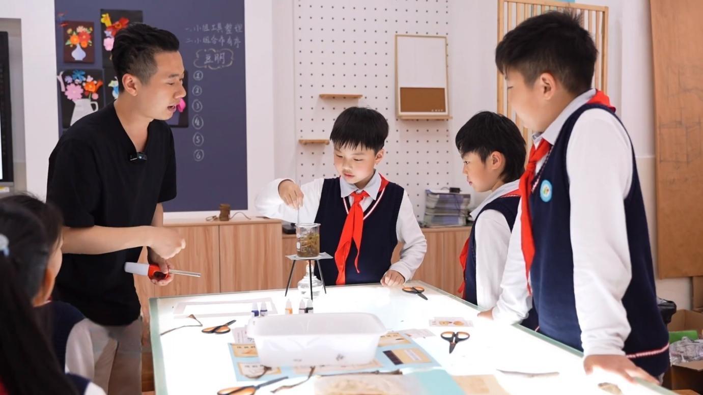 浦汇小学学生探究古法造纸的奥秘.jpg?x-oss-process=style/w10