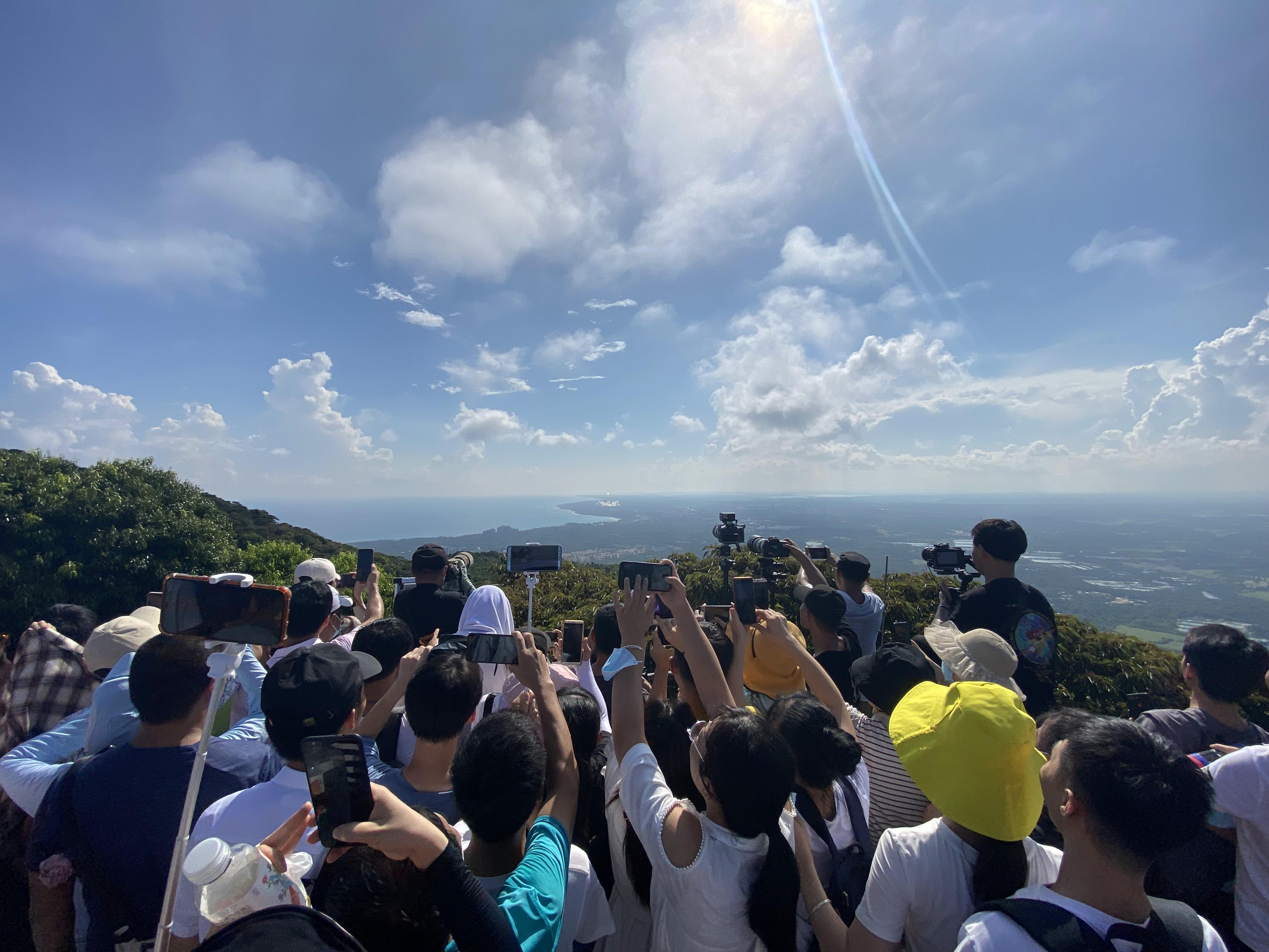 游客在铜鼓岭景区观景台观看火箭发射（文昌市铜鼓岭景区供图）.jpg
