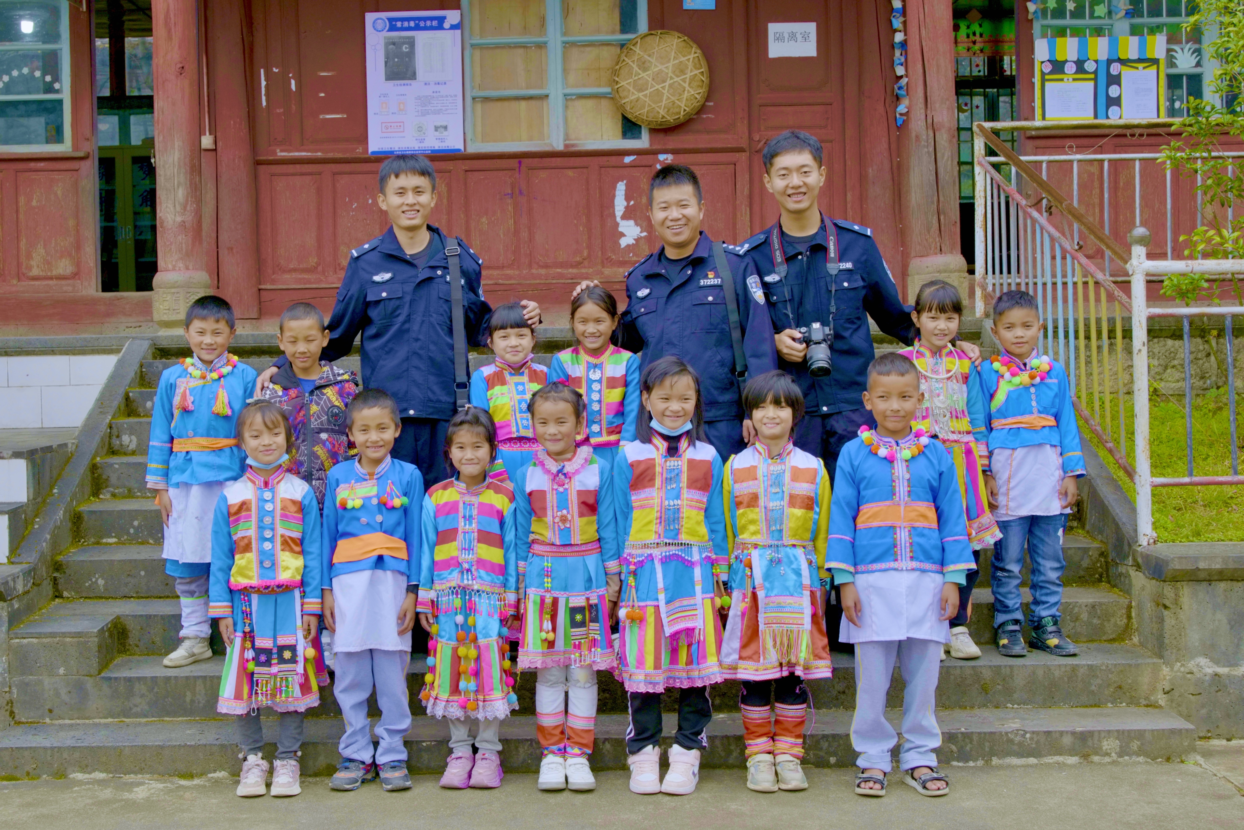 8.屈斌到棋盘石小学为孩子们授课.jpeg