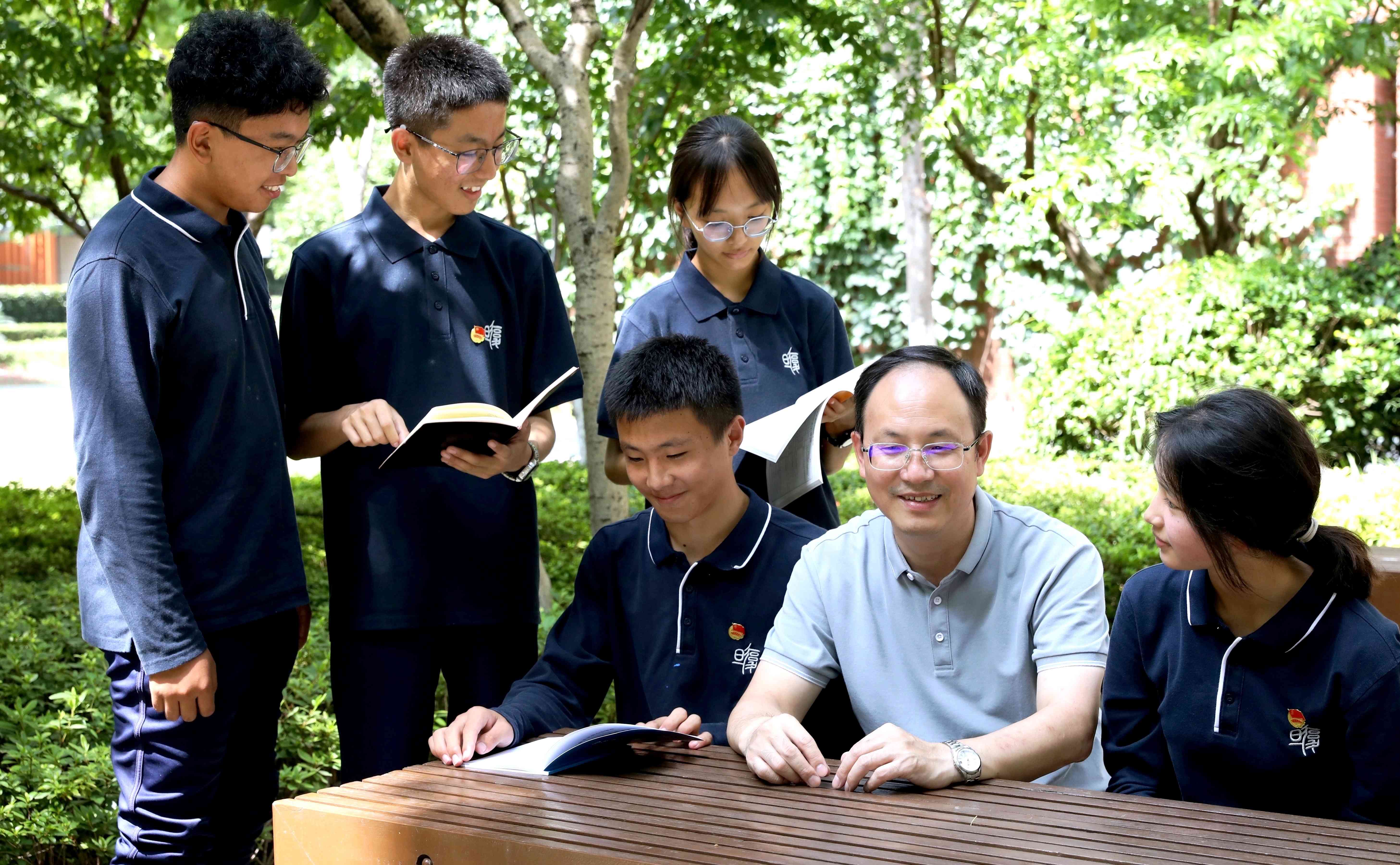 1709605262899385.jpg 张之银(右二)与民族班学生在一起.jpg