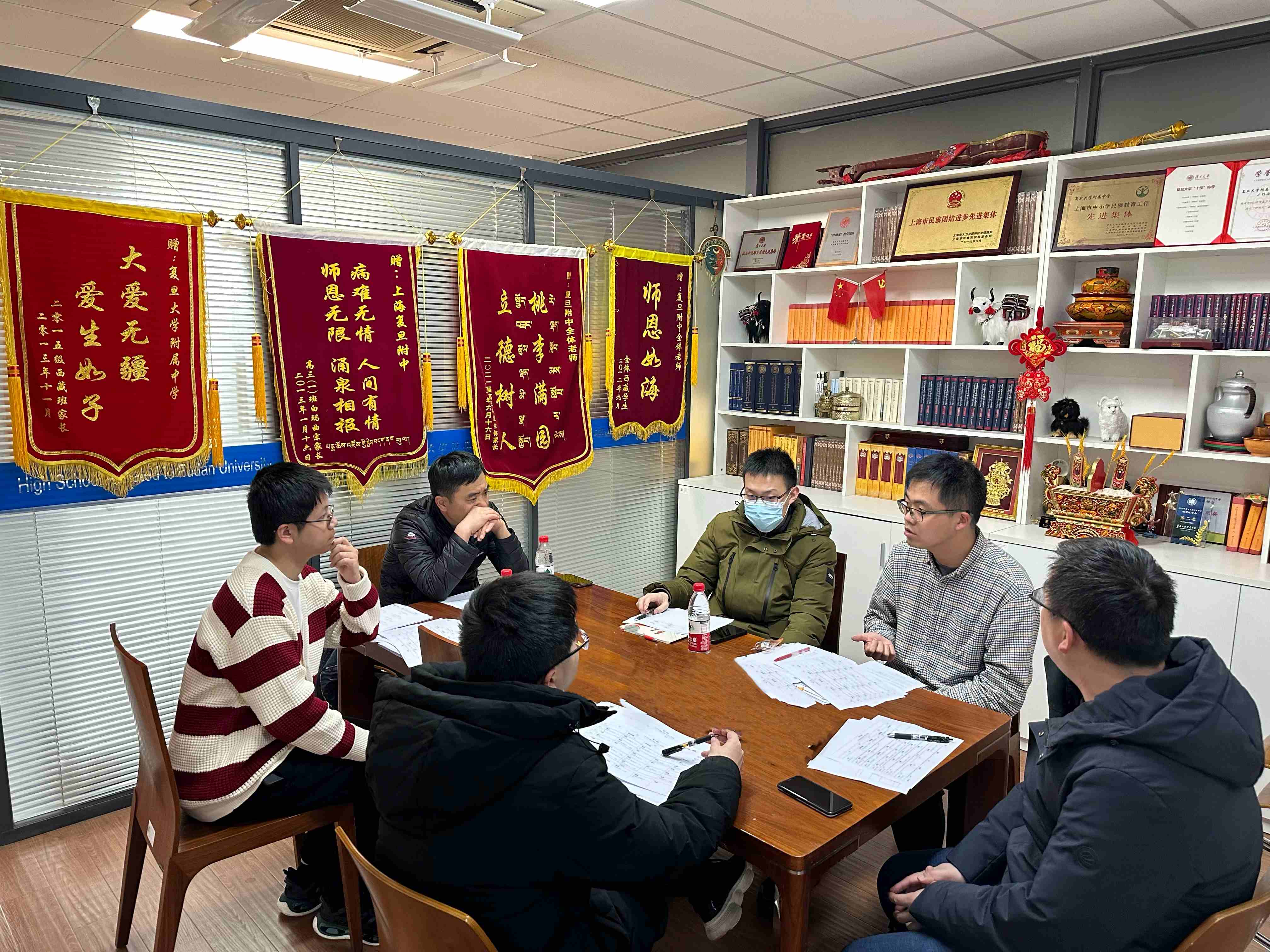 1709605297225292.jpg 附中数学教研组讨论民族班数学“建模”课程方案.jpg