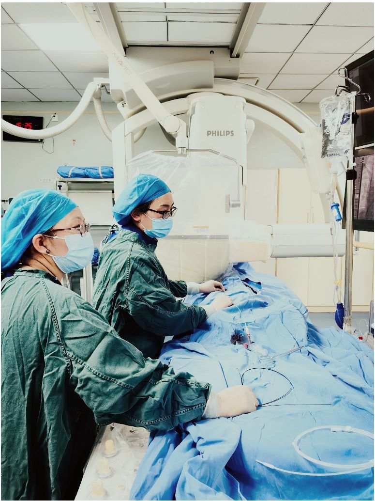 单增卓嘎校友（右一)在西藏自治区人民医院为先心病患者进行介入手术.jpg?x-oss-process=style/w10