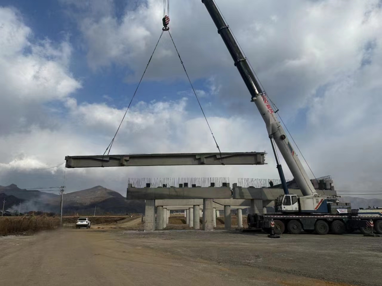 关注本桓高速公路项目|雅河2号桥T梁架设全部完成_人民日报