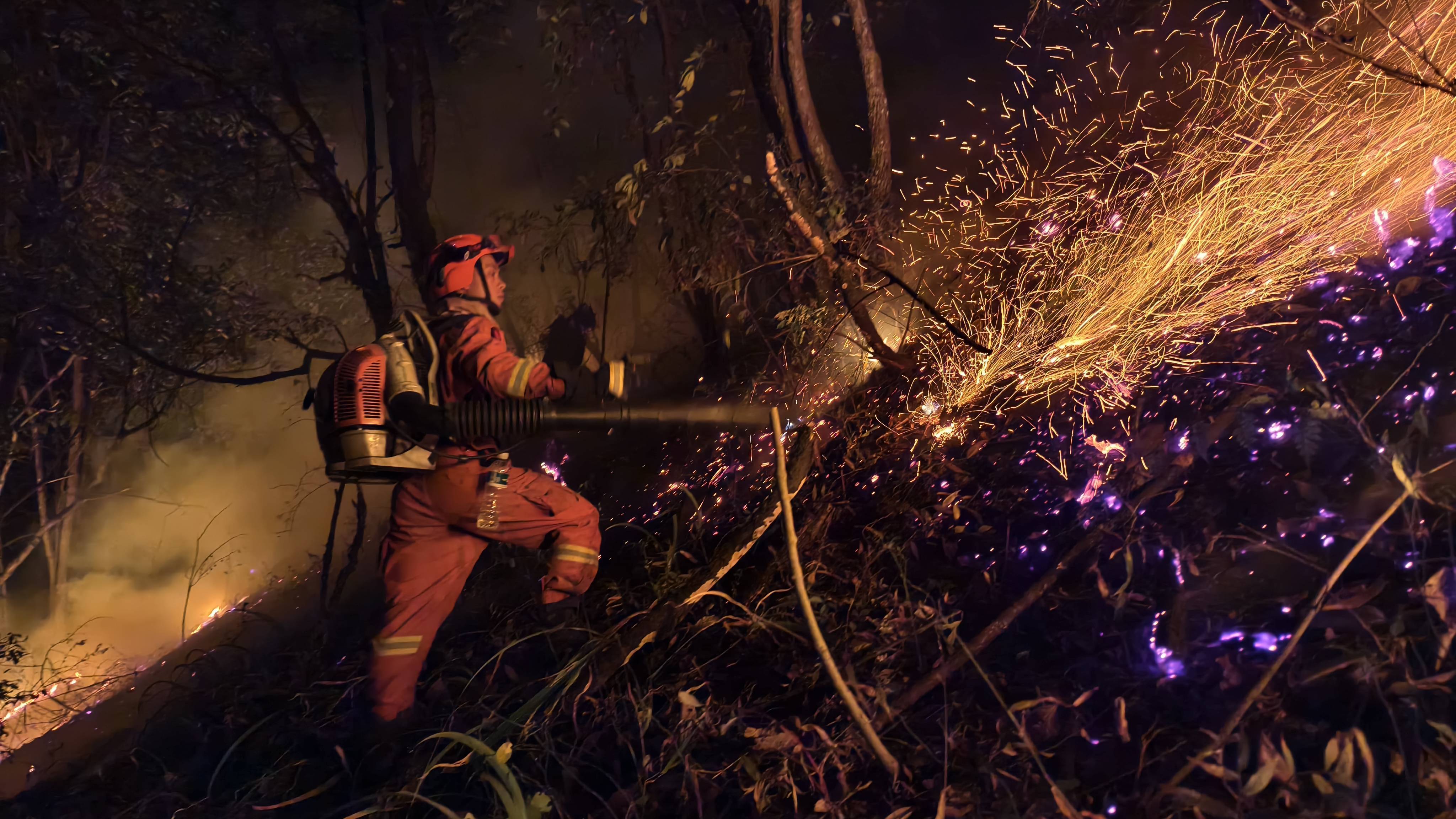 【图2】大理森林火灾灭火一线。 人民网记者 蔡树菁摄.jpg