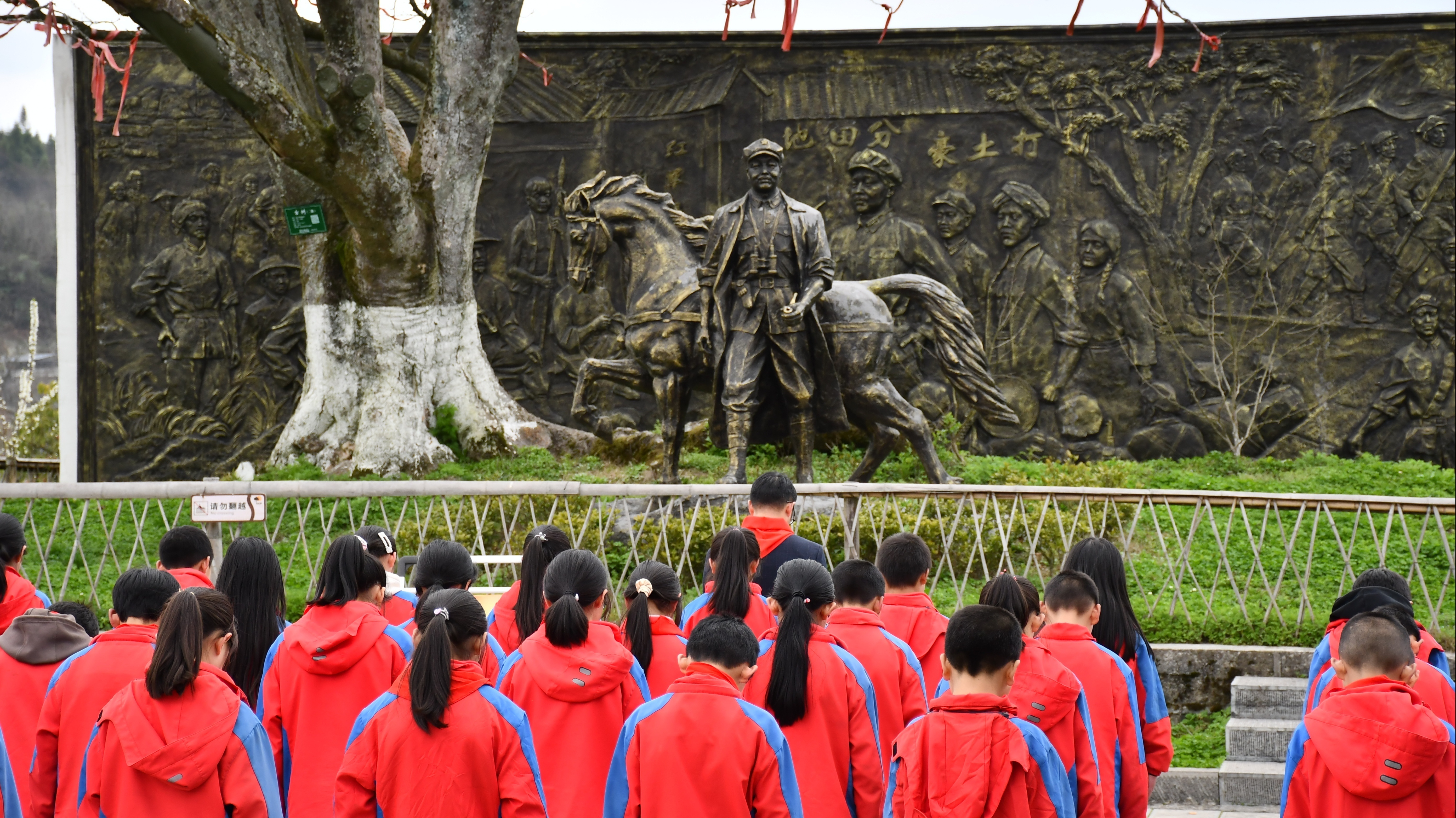 少先队员在黔江长征国家文化公园开展主题队日活动.jpg
