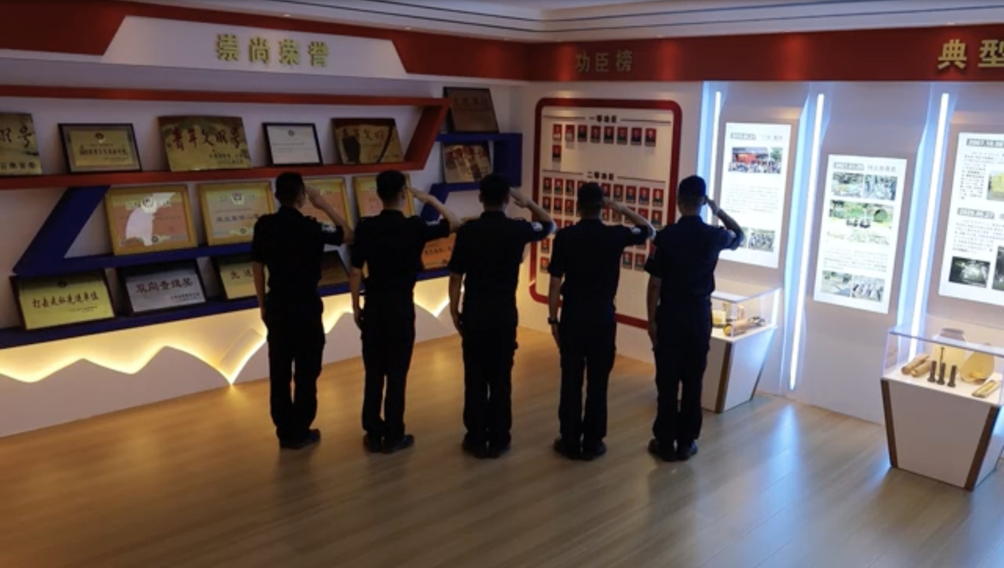 1、功臣代表向陈锡华敬礼.png?x-oss-process=style/w10