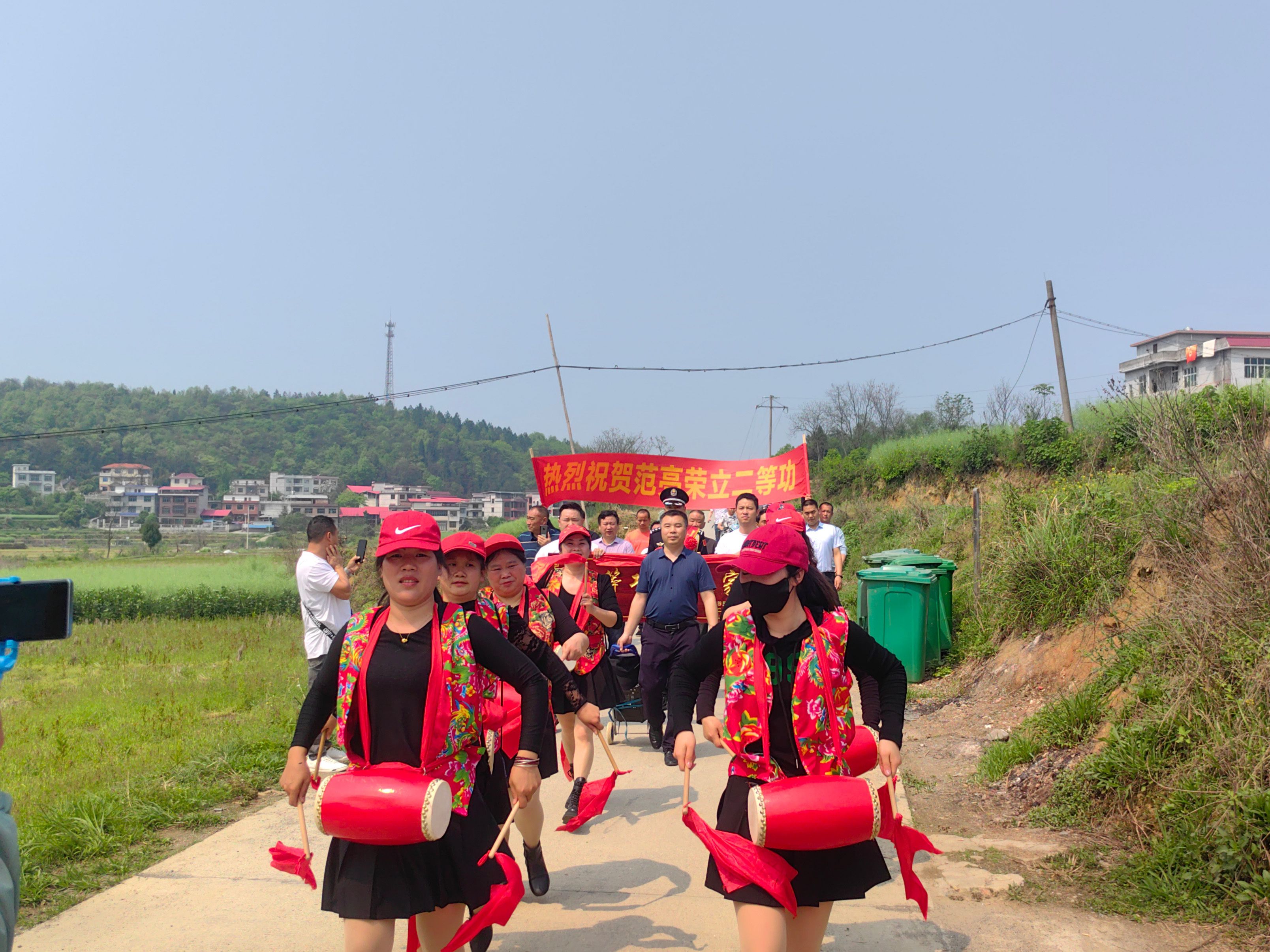 1712459787591045.jpg 2.敲锣打鼓送喜报.jpg