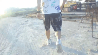 1712460305143553.gif 2.嫌疑人逃跑,民警追击.gif